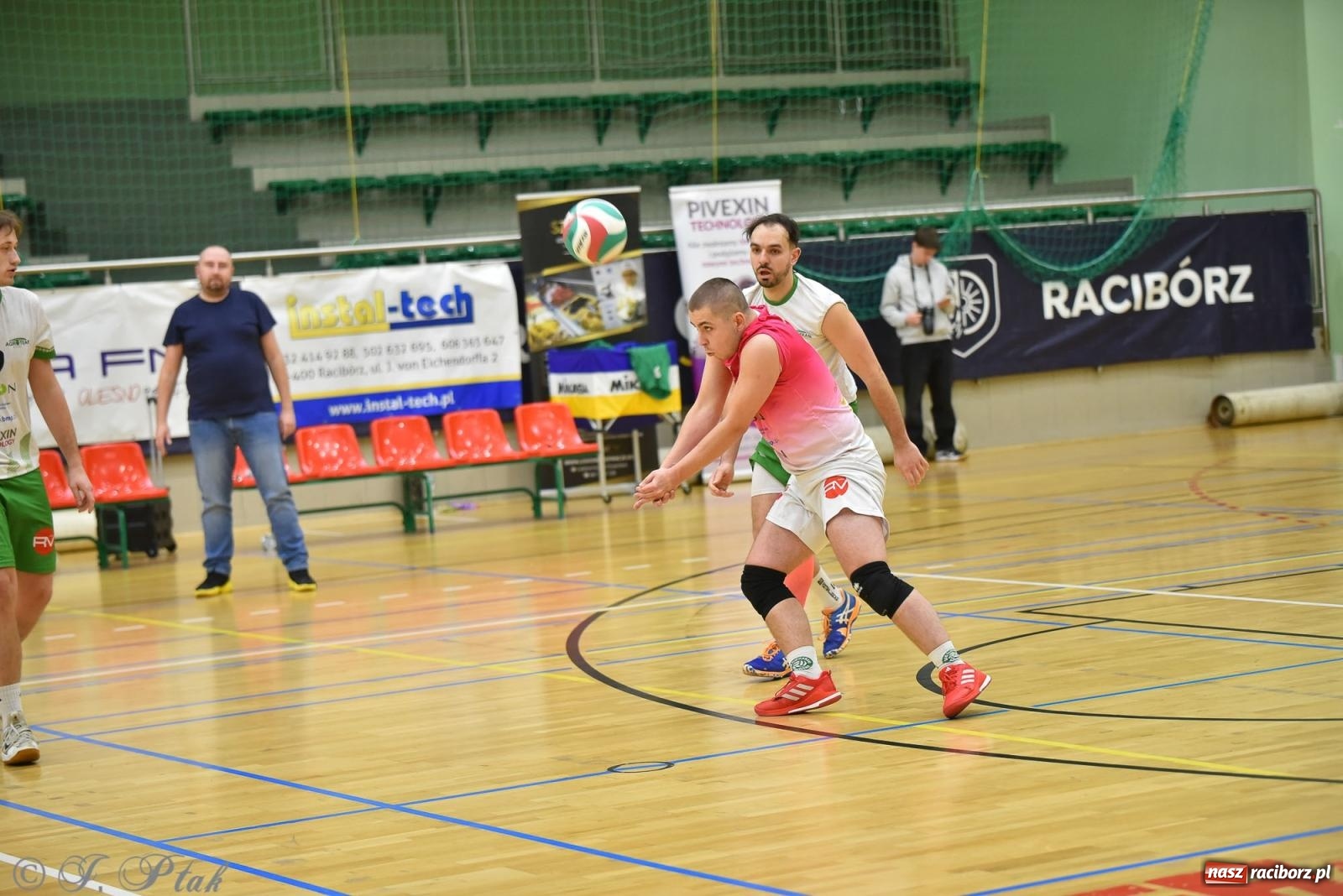 Zdjęcie w galerii na portalu naszraciborz.pl: Siatkarska remontada w hali OSiR. KS Racibórz odwrócił losy meczu z Olimpią Włodowice [FOTO i WIDEO] wiadomości z regionu