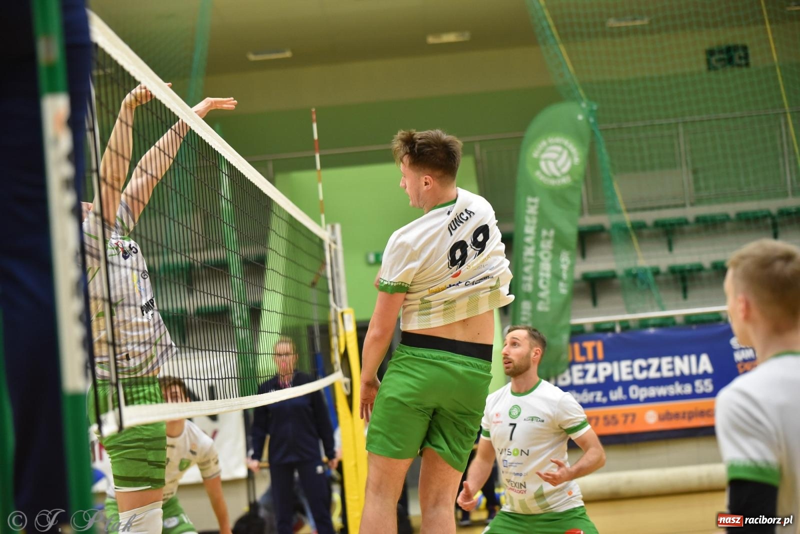 Zdjęcie w galerii na portalu naszraciborz.pl: Siatkarska remontada w hali OSiR. KS Racibórz odwrócił losy meczu z Olimpią Włodowice [FOTO i WIDEO] wiadomości z regionu