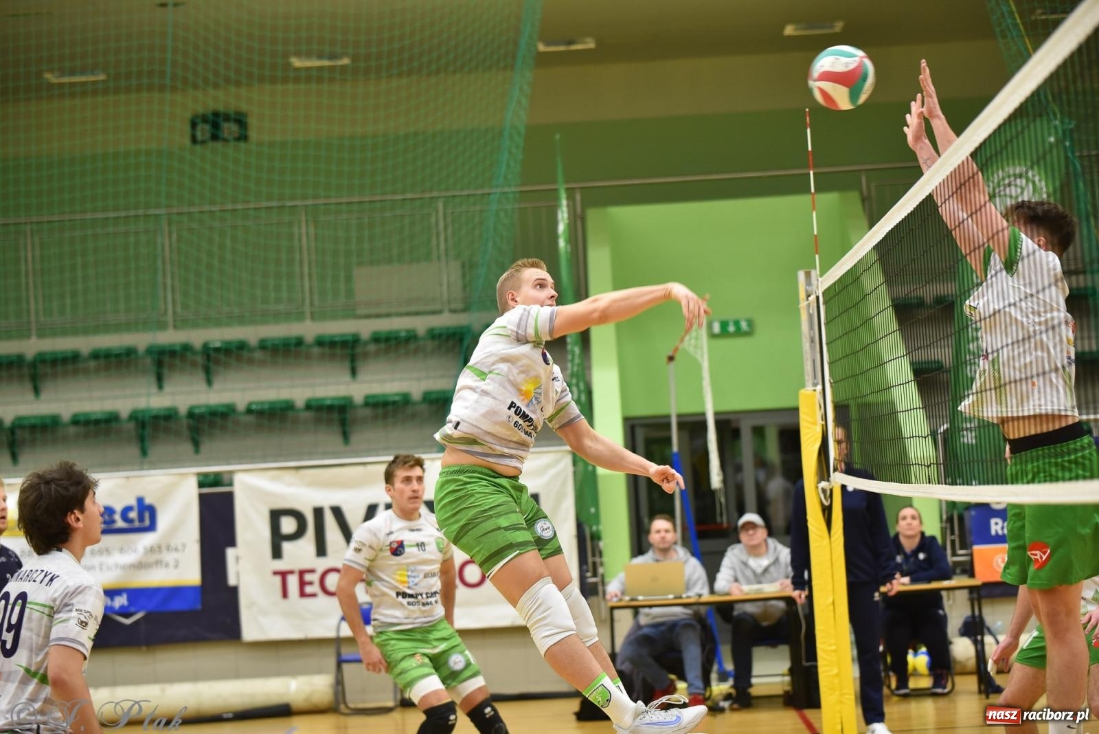 Zdjęcie w galerii na portalu naszraciborz.pl: Siatkarska remontada w hali OSiR. KS Racibórz odwrócił losy meczu z Olimpią Włodowice [FOTO i WIDEO] wiadomości z regionu