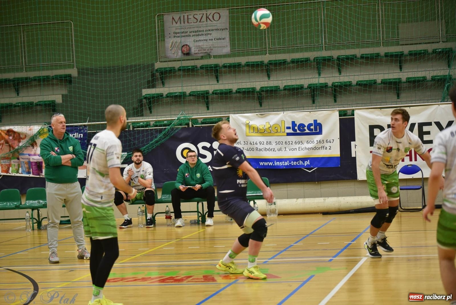 Zdjęcie w galerii na portalu naszraciborz.pl: Siatkarska remontada w hali OSiR. KS Racibórz odwrócił losy meczu z Olimpią Włodowice [FOTO i WIDEO] wiadomości z regionu