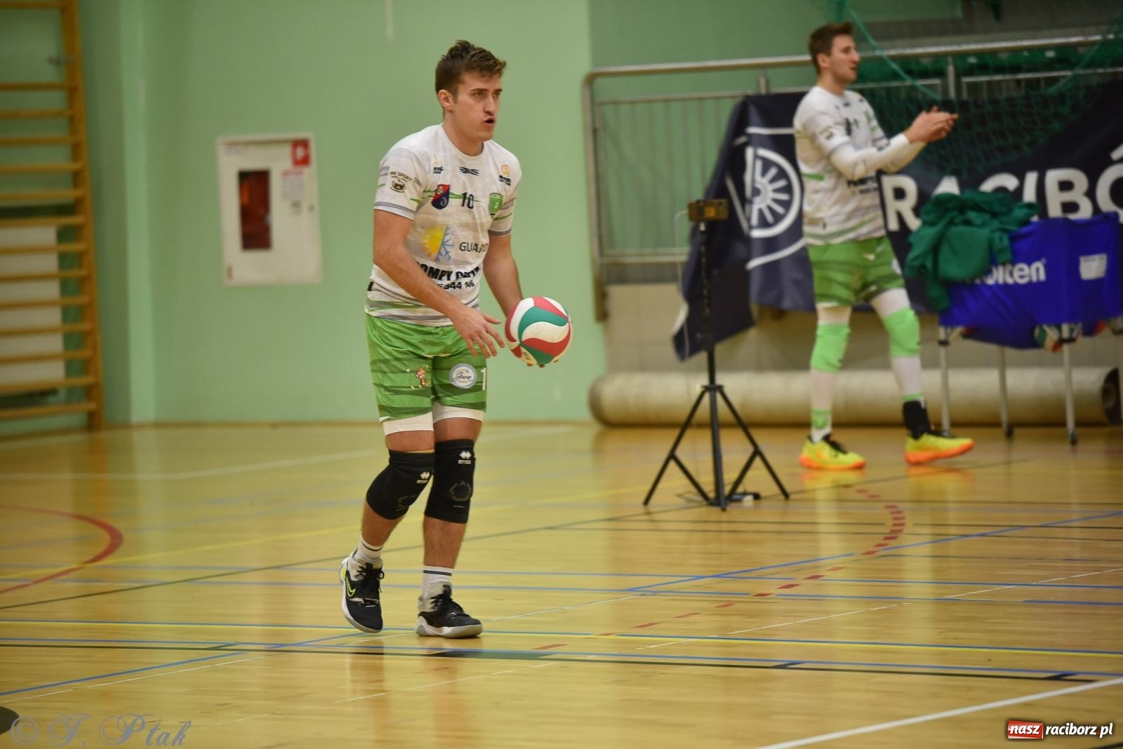 Zdjęcie w galerii na portalu naszraciborz.pl: Siatkarska remontada w hali OSiR. KS Racibórz odwrócił losy meczu z Olimpią Włodowice [FOTO i WIDEO] wiadomości z regionu