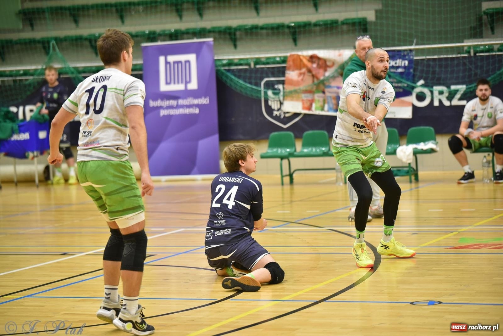 Zdjęcie w galerii na portalu naszraciborz.pl: Siatkarska remontada w hali OSiR. KS Racibórz odwrócił losy meczu z Olimpią Włodowice [FOTO i WIDEO] wiadomości z regionu