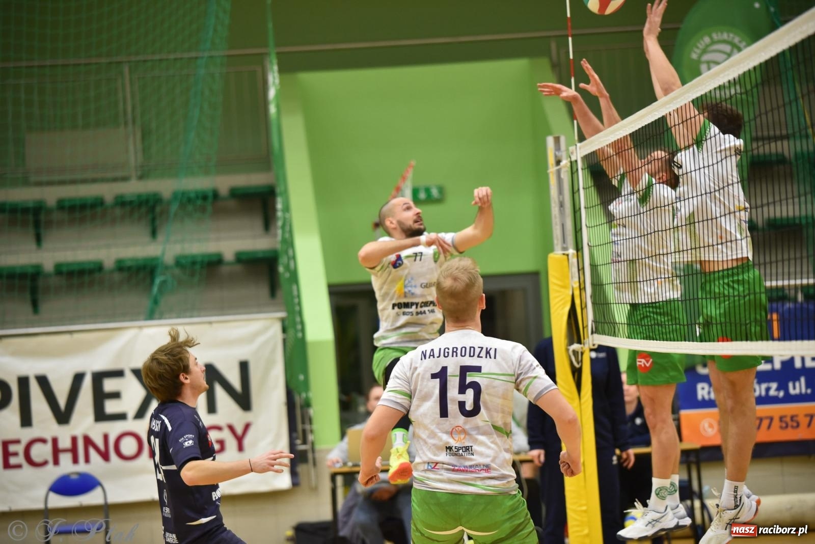 Zdjęcie w galerii na portalu naszraciborz.pl: Siatkarska remontada w hali OSiR. KS Racibórz odwrócił losy meczu z Olimpią Włodowice [FOTO i WIDEO] wiadomości z regionu