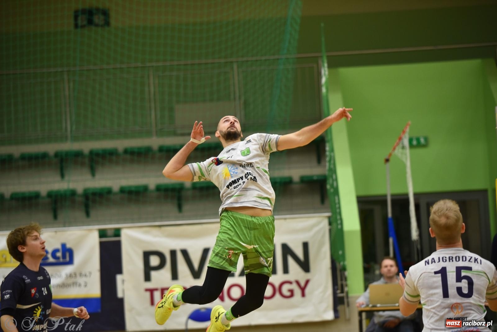 Zdjęcie w galerii na portalu naszraciborz.pl: Siatkarska remontada w hali OSiR. KS Racibórz odwrócił losy meczu z Olimpią Włodowice [FOTO i WIDEO] wiadomości z regionu