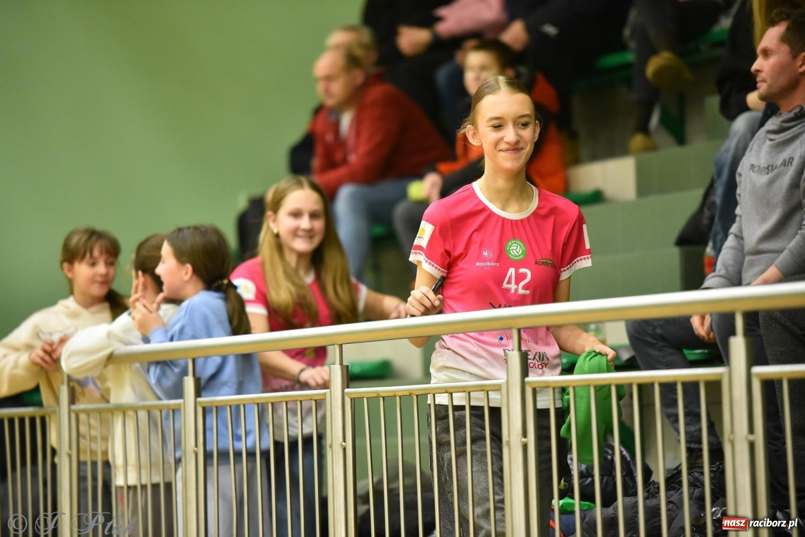 Zdjęcie w galerii na portalu naszraciborz.pl: Siatkarska remontada w hali OSiR. KS Racibórz odwrócił losy meczu z Olimpią Włodowice [FOTO i WIDEO] wiadomości z regionu