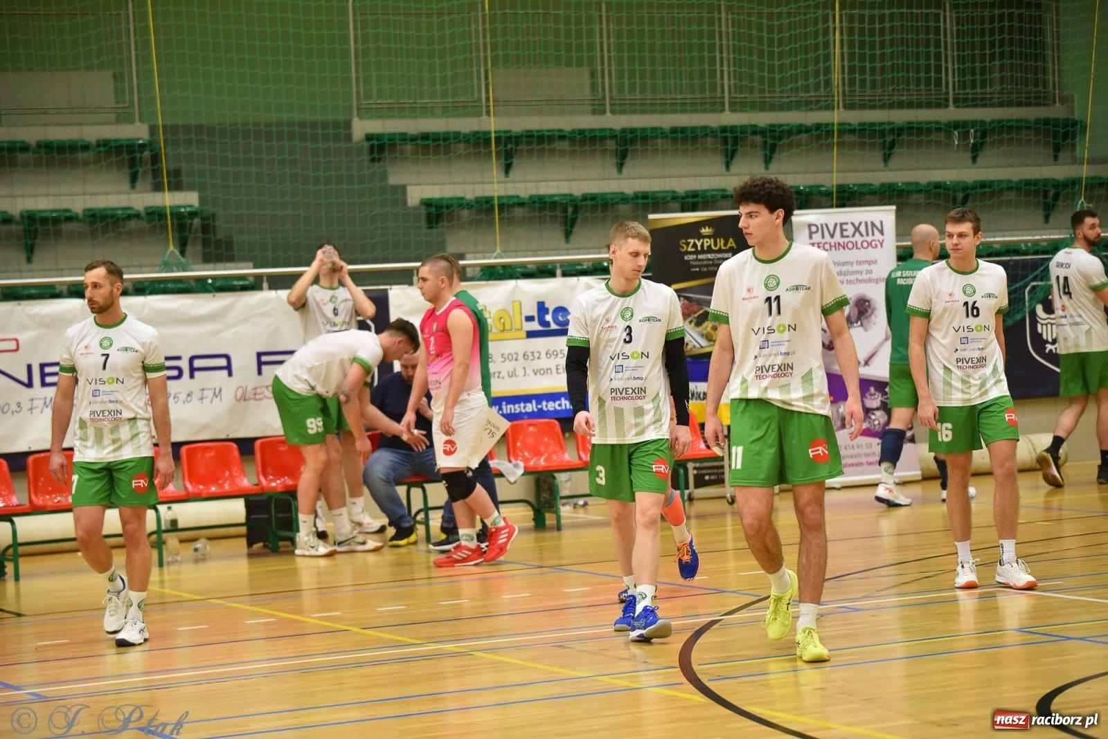 Zdjęcie w galerii na portalu naszraciborz.pl: Siatkarska remontada w hali OSiR. KS Racibórz odwrócił losy meczu z Olimpią Włodowice [FOTO i WIDEO] wiadomości z regionu