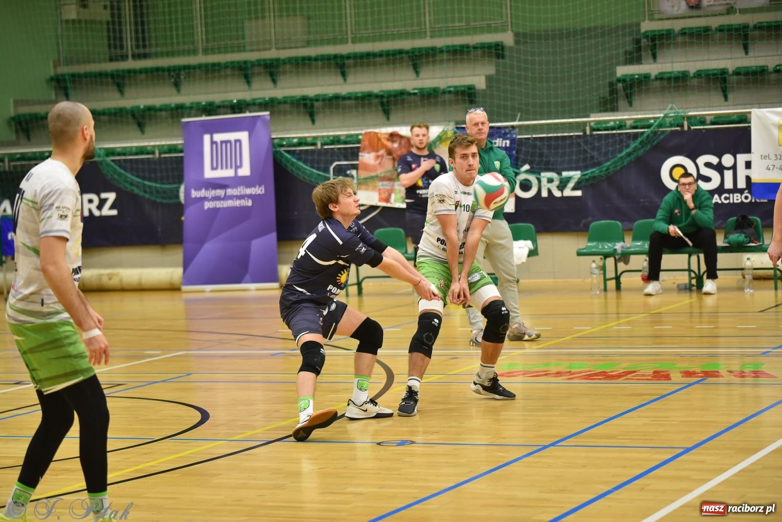 Zdjęcie w galerii na portalu naszraciborz.pl: Siatkarska remontada w hali OSiR. KS Racibórz odwrócił losy meczu z Olimpią Włodowice [FOTO i WIDEO] wiadomości z regionu