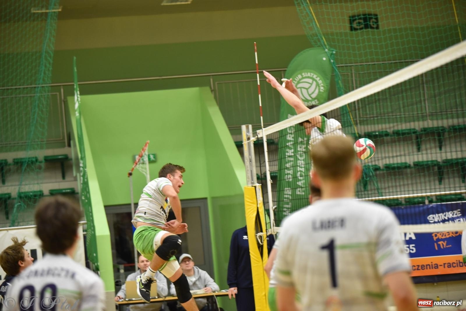 Zdjęcie w galerii na portalu naszraciborz.pl: Siatkarska remontada w hali OSiR. KS Racibórz odwrócił losy meczu z Olimpią Włodowice [FOTO i WIDEO] wiadomości z regionu