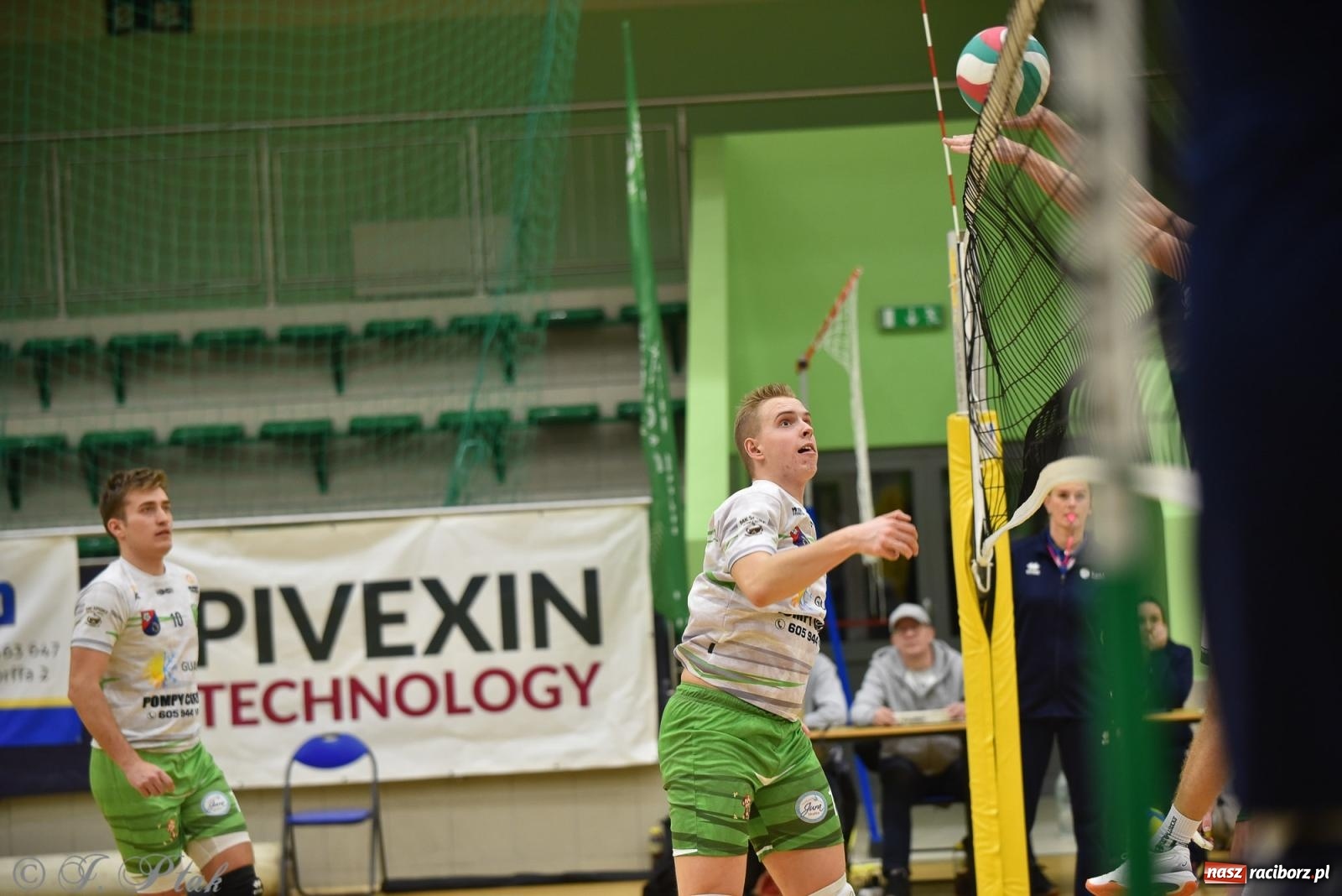 Zdjęcie w galerii na portalu naszraciborz.pl: Siatkarska remontada w hali OSiR. KS Racibórz odwrócił losy meczu z Olimpią Włodowice [FOTO i WIDEO] wiadomości z regionu