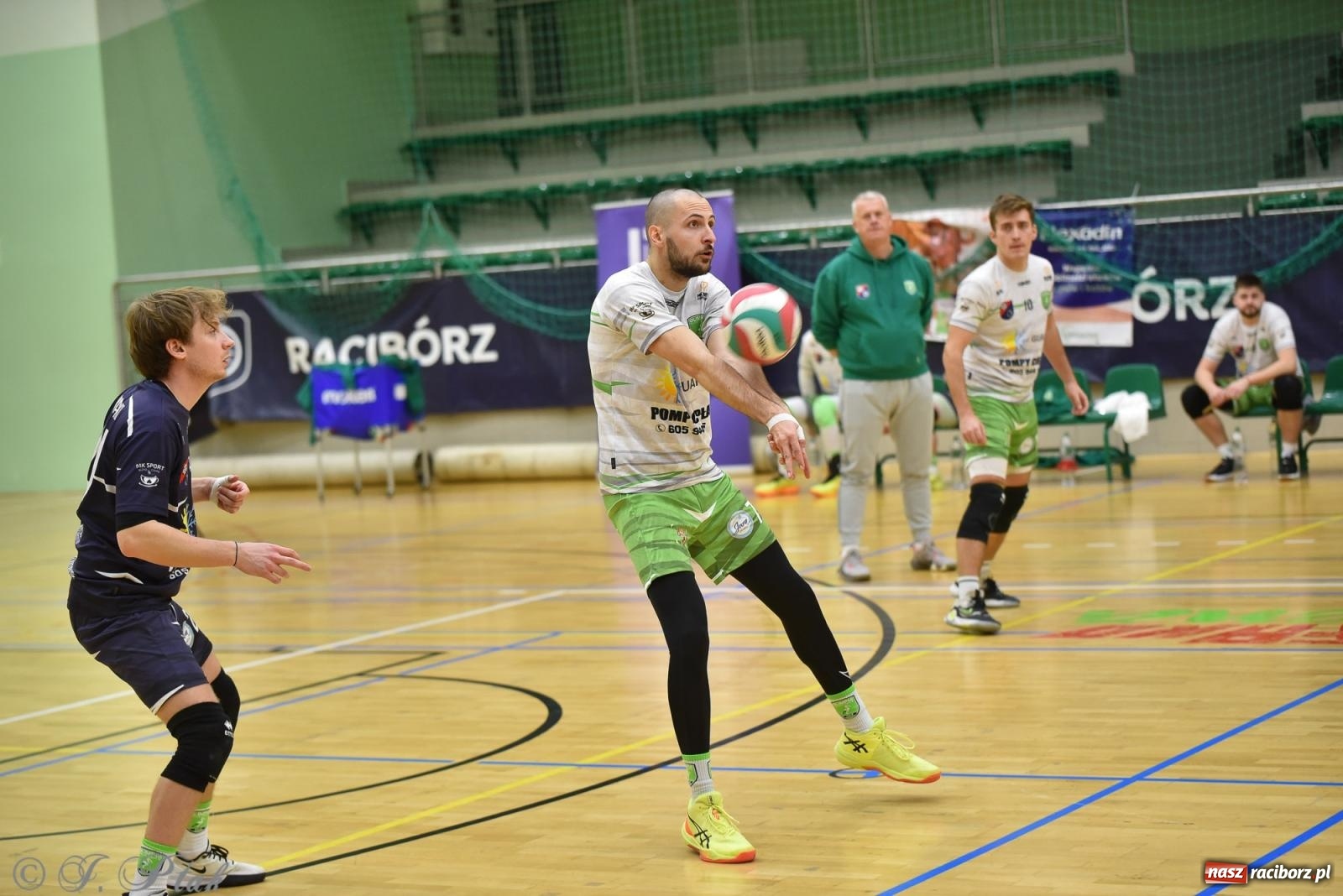 Zdjęcie w galerii na portalu naszraciborz.pl: Siatkarska remontada w hali OSiR. KS Racibórz odwrócił losy meczu z Olimpią Włodowice [FOTO i WIDEO] wiadomości z regionu