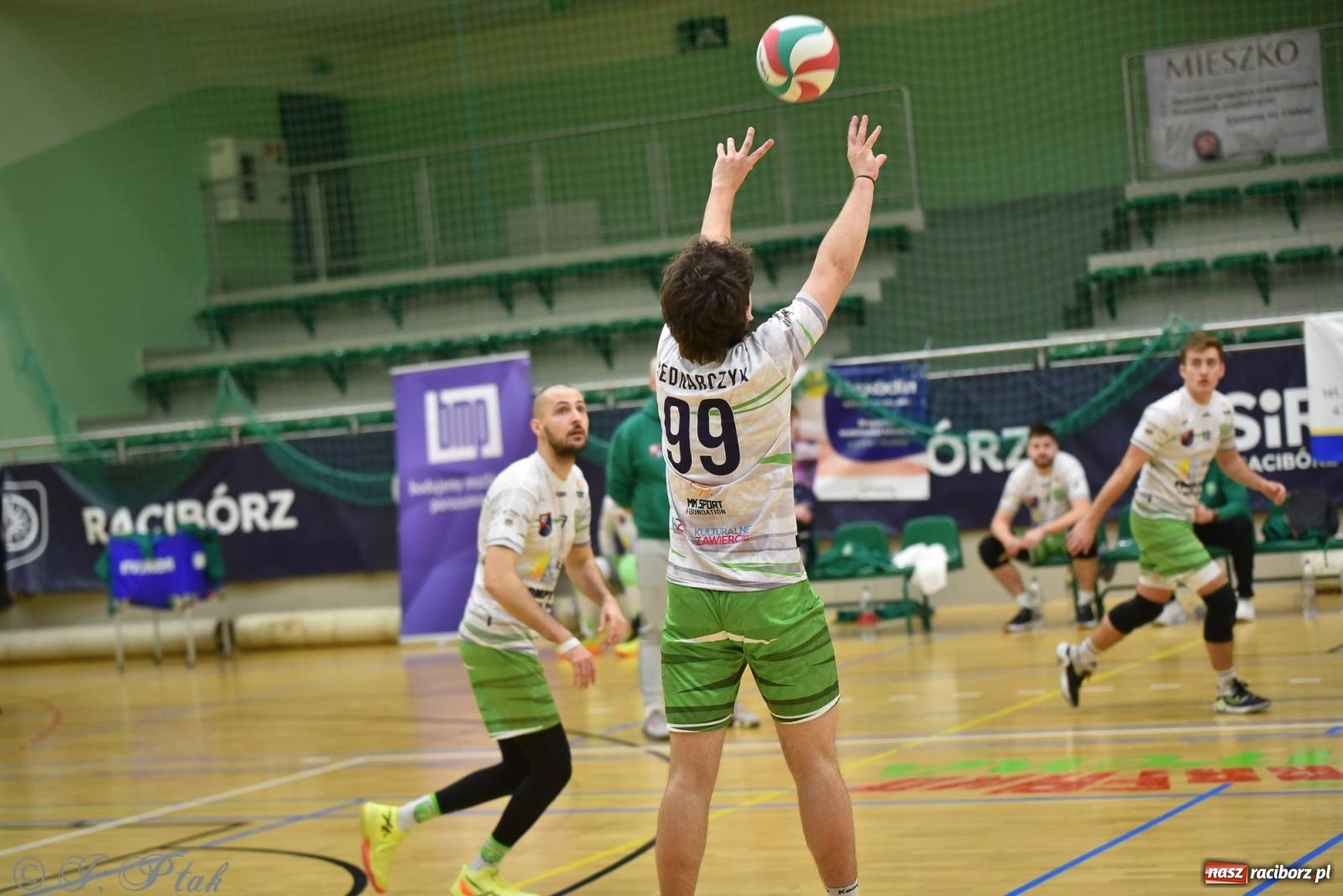 Zdjęcie w galerii na portalu naszraciborz.pl: Siatkarska remontada w hali OSiR. KS Racibórz odwrócił losy meczu z Olimpią Włodowice [FOTO i WIDEO] wiadomości z regionu