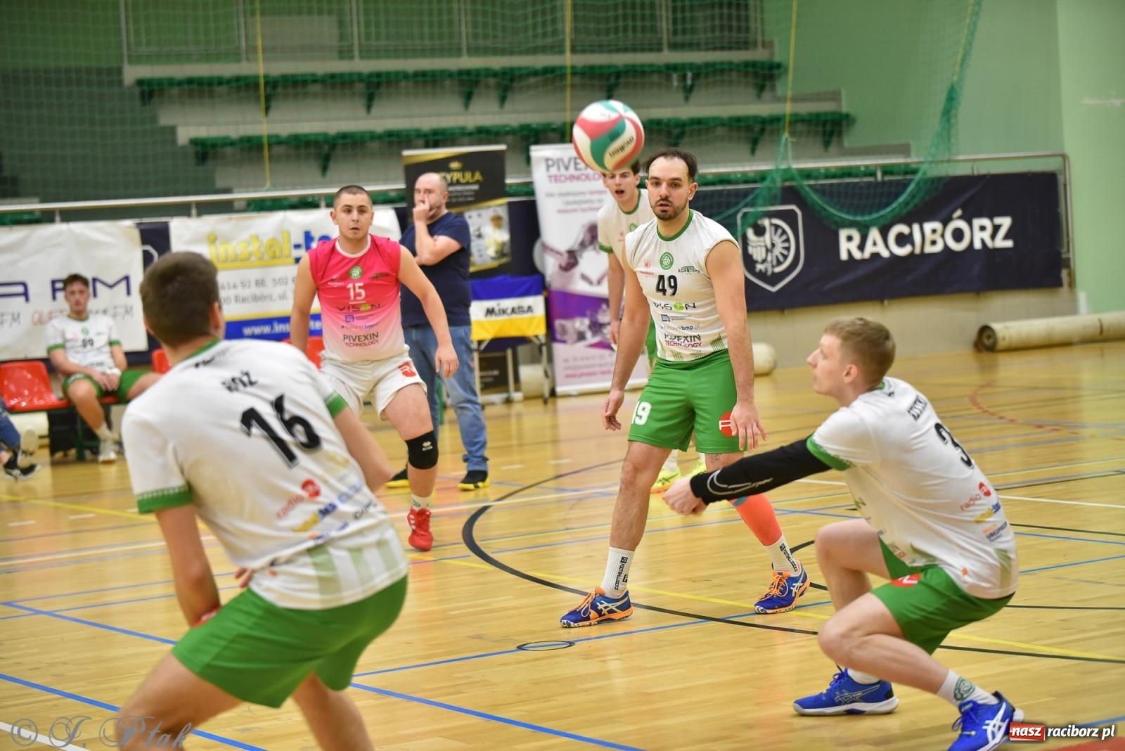 Zdjęcie w galerii na portalu naszraciborz.pl: Siatkarska remontada w hali OSiR. KS Racibórz odwrócił losy meczu z Olimpią Włodowice [FOTO i WIDEO] wiadomości z regionu