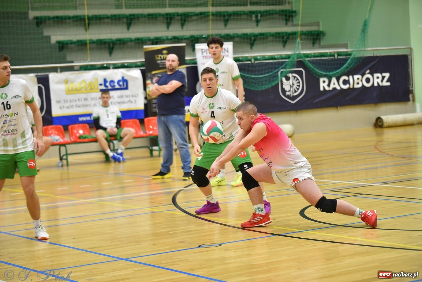 Zdjęcie w galerii na portalu naszraciborz.pl: Siatkarska remontada w hali OSiR. KS Racibórz odwrócił losy meczu z Olimpią Włodowice [FOTO i WIDEO] wiadomości z regionu