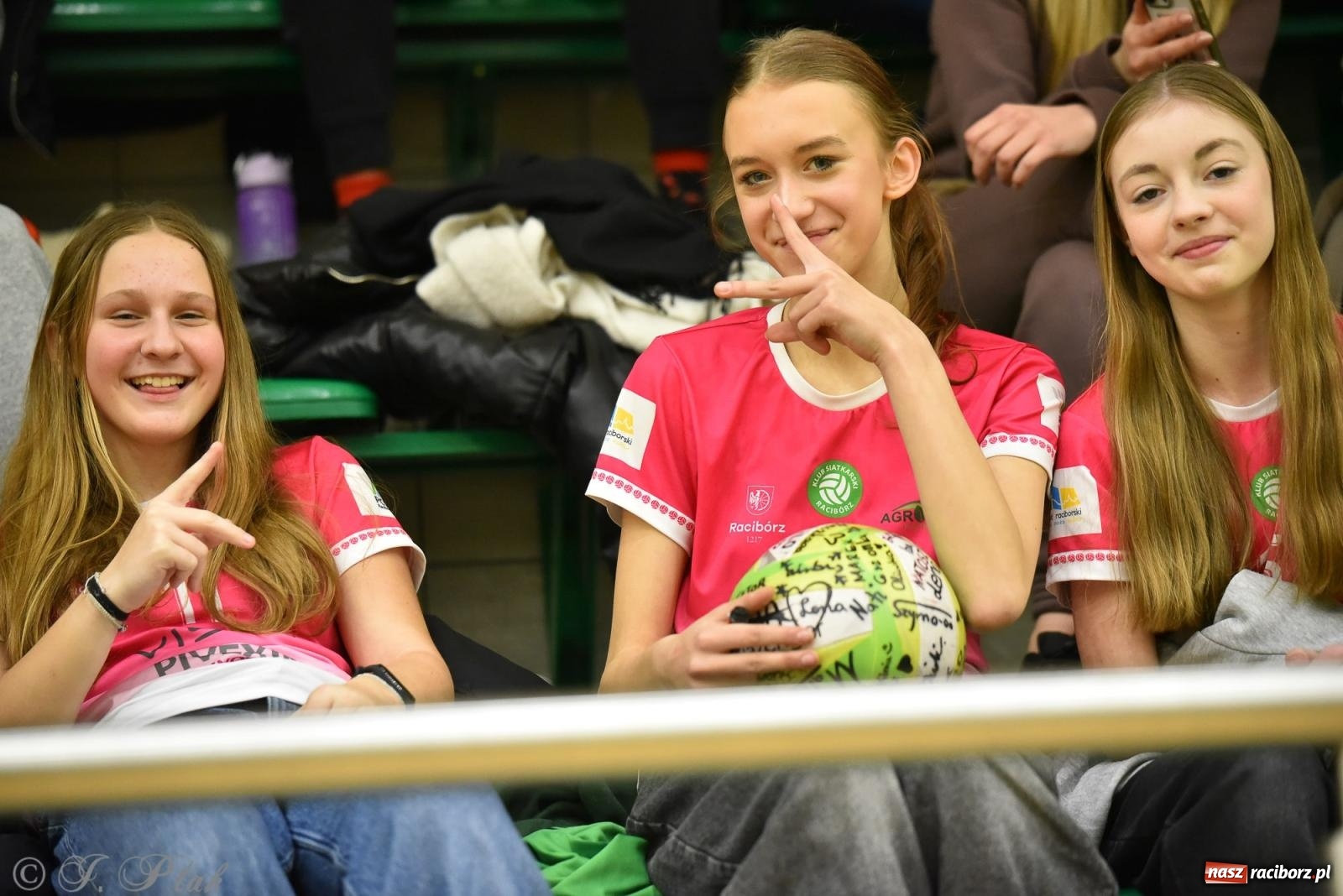 Zdjęcie w galerii na portalu naszraciborz.pl: Siatkarska remontada w hali OSiR. KS Racibórz odwrócił losy meczu z Olimpią Włodowice [FOTO i WIDEO] wiadomości z regionu