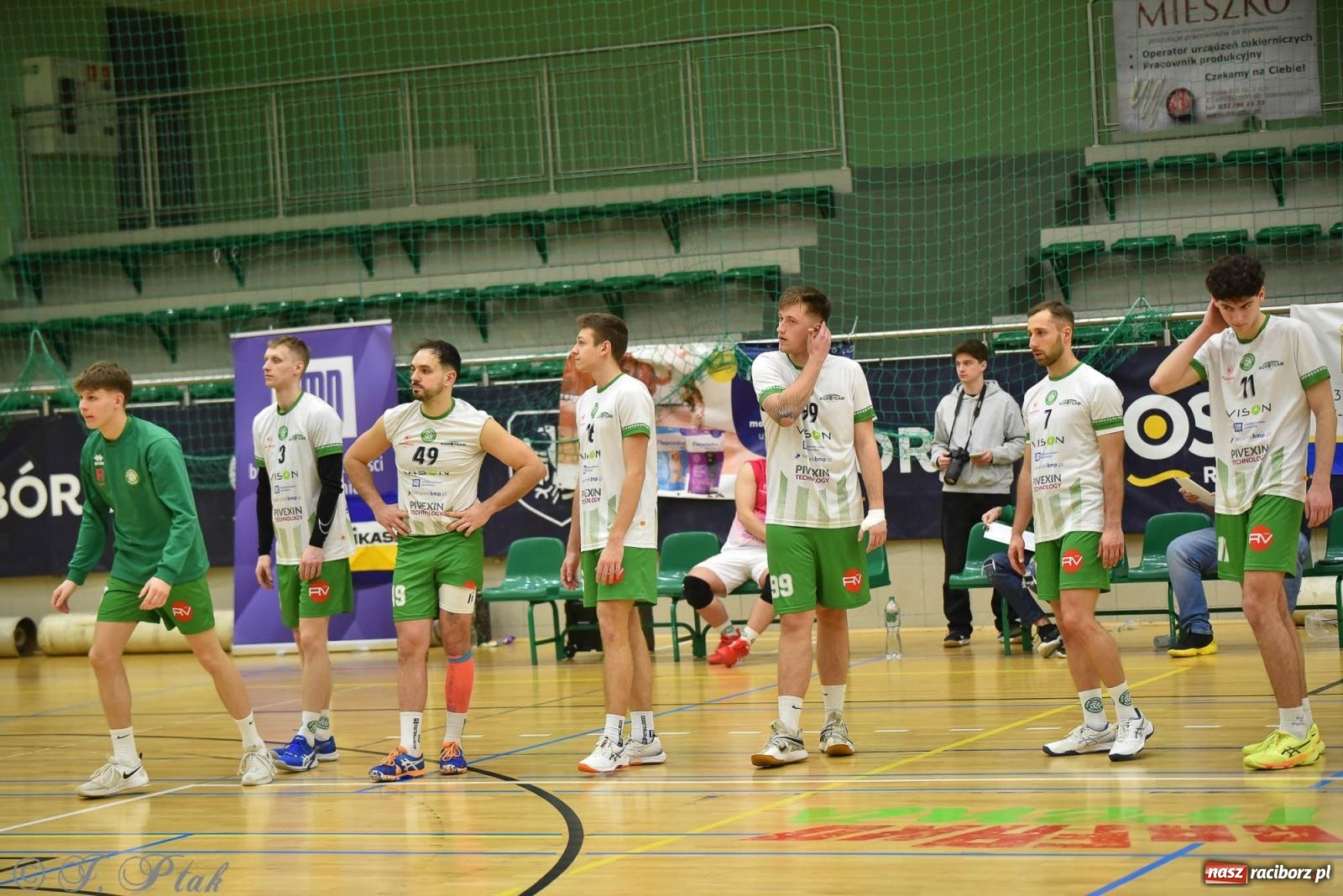 Zdjęcie w galerii na portalu naszraciborz.pl: Siatkarska remontada w hali OSiR. KS Racibórz odwrócił losy meczu z Olimpią Włodowice [FOTO i WIDEO] wiadomości z regionu