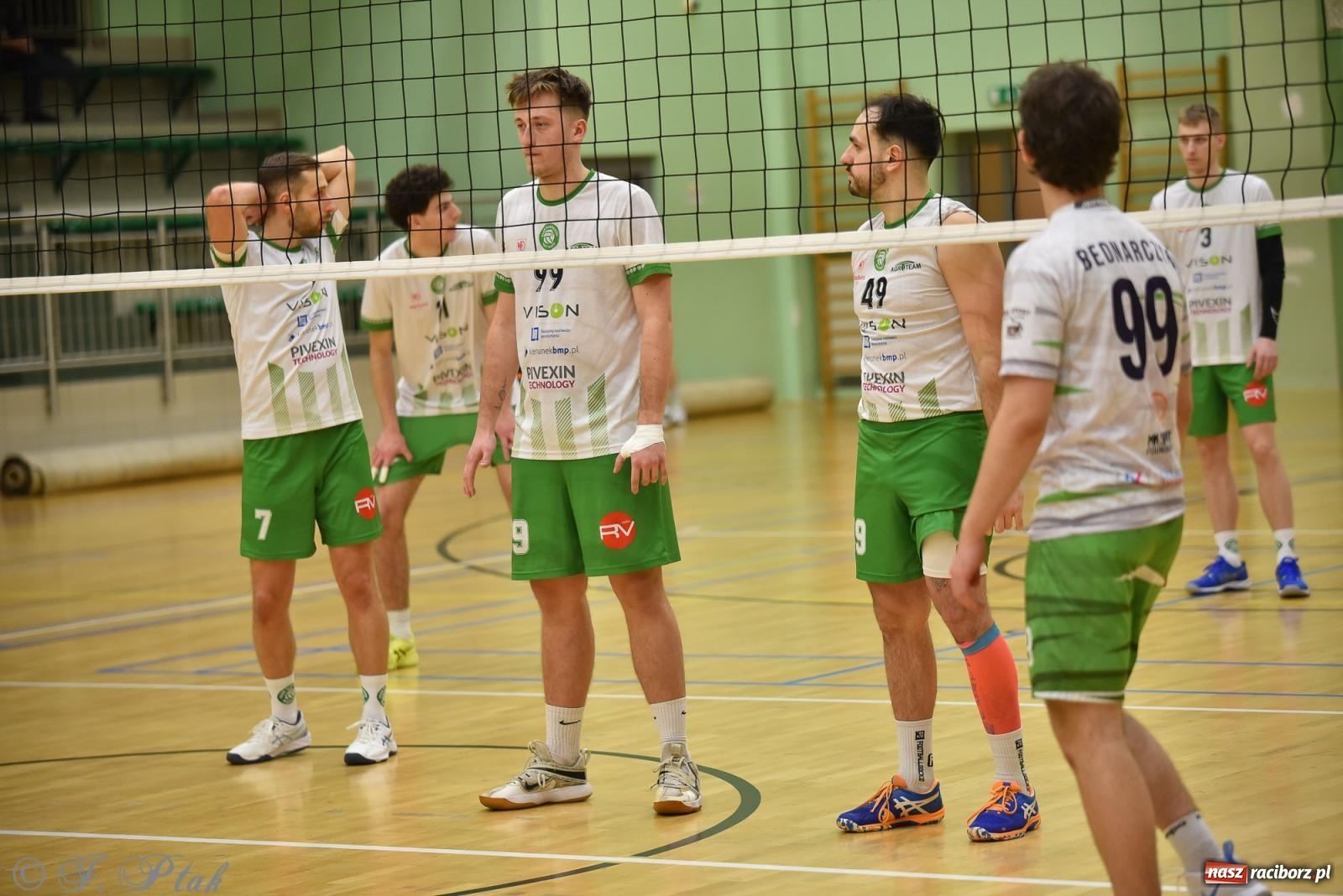 Zdjęcie w galerii na portalu naszraciborz.pl: Siatkarska remontada w hali OSiR. KS Racibórz odwrócił losy meczu z Olimpią Włodowice [FOTO i WIDEO] wiadomości z regionu