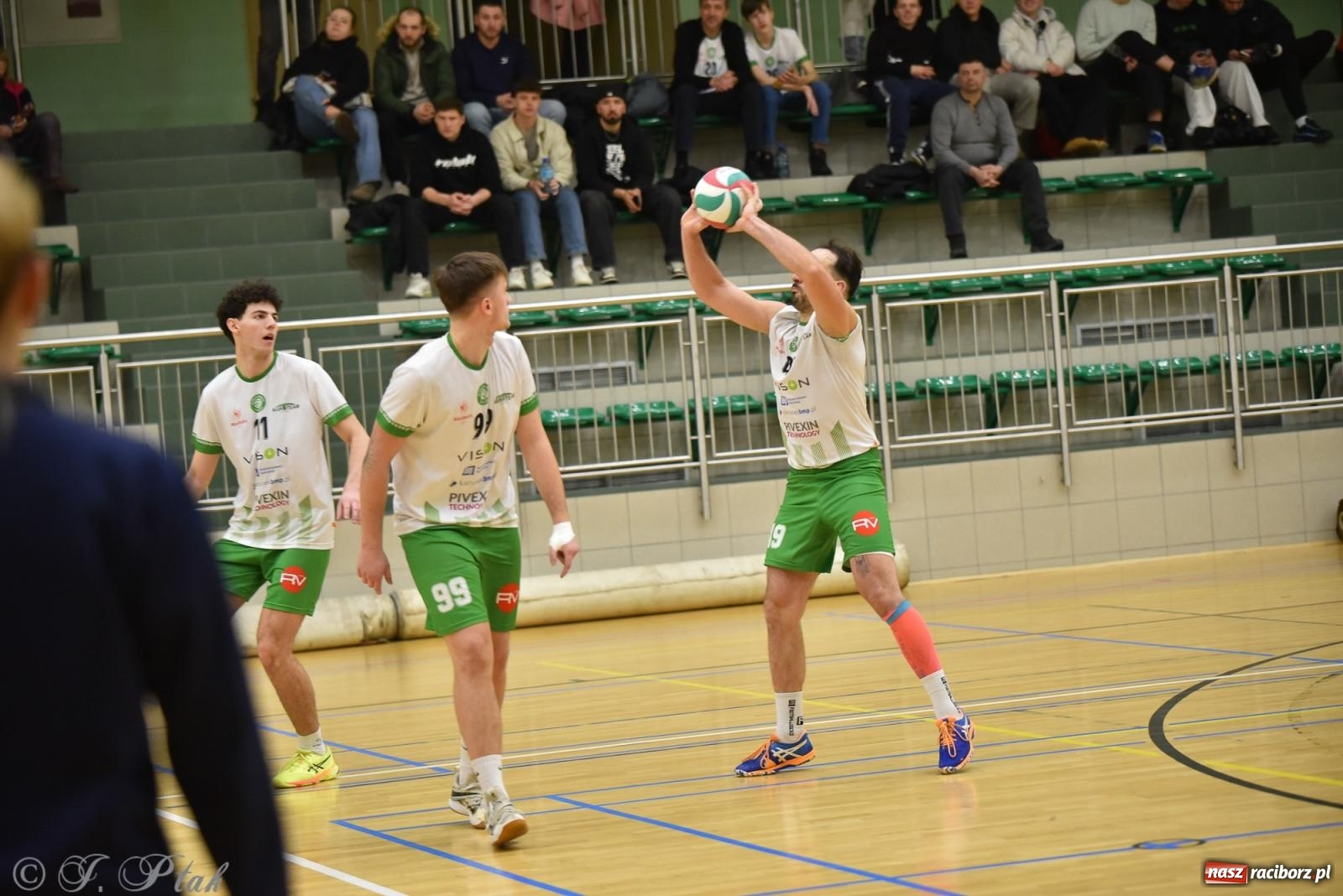 Zdjęcie w galerii na portalu naszraciborz.pl: Siatkarska remontada w hali OSiR. KS Racibórz odwrócił losy meczu z Olimpią Włodowice [FOTO i WIDEO] wiadomości z regionu