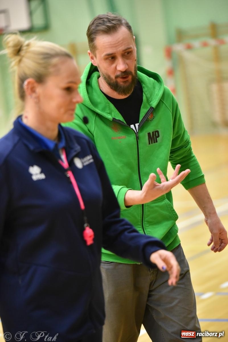 Zdjęcie w galerii na portalu naszraciborz.pl: Siatkarska remontada w hali OSiR. KS Racibórz odwrócił losy meczu z Olimpią Włodowice [FOTO i WIDEO] wiadomości z regionu