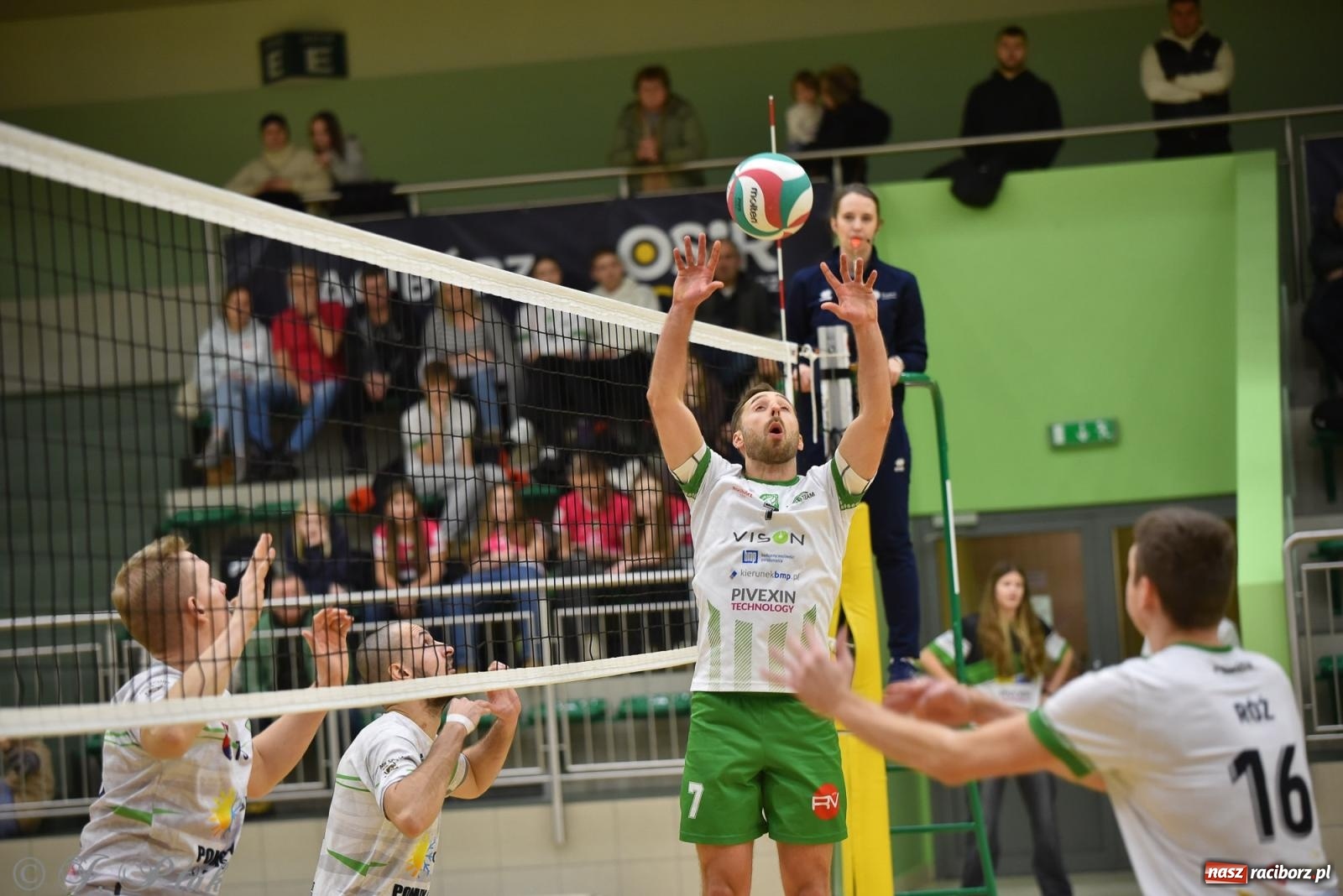 Zdjęcie w galerii na portalu naszraciborz.pl: Siatkarska remontada w hali OSiR. KS Racibórz odwrócił losy meczu z Olimpią Włodowice [FOTO i WIDEO] wiadomości z regionu