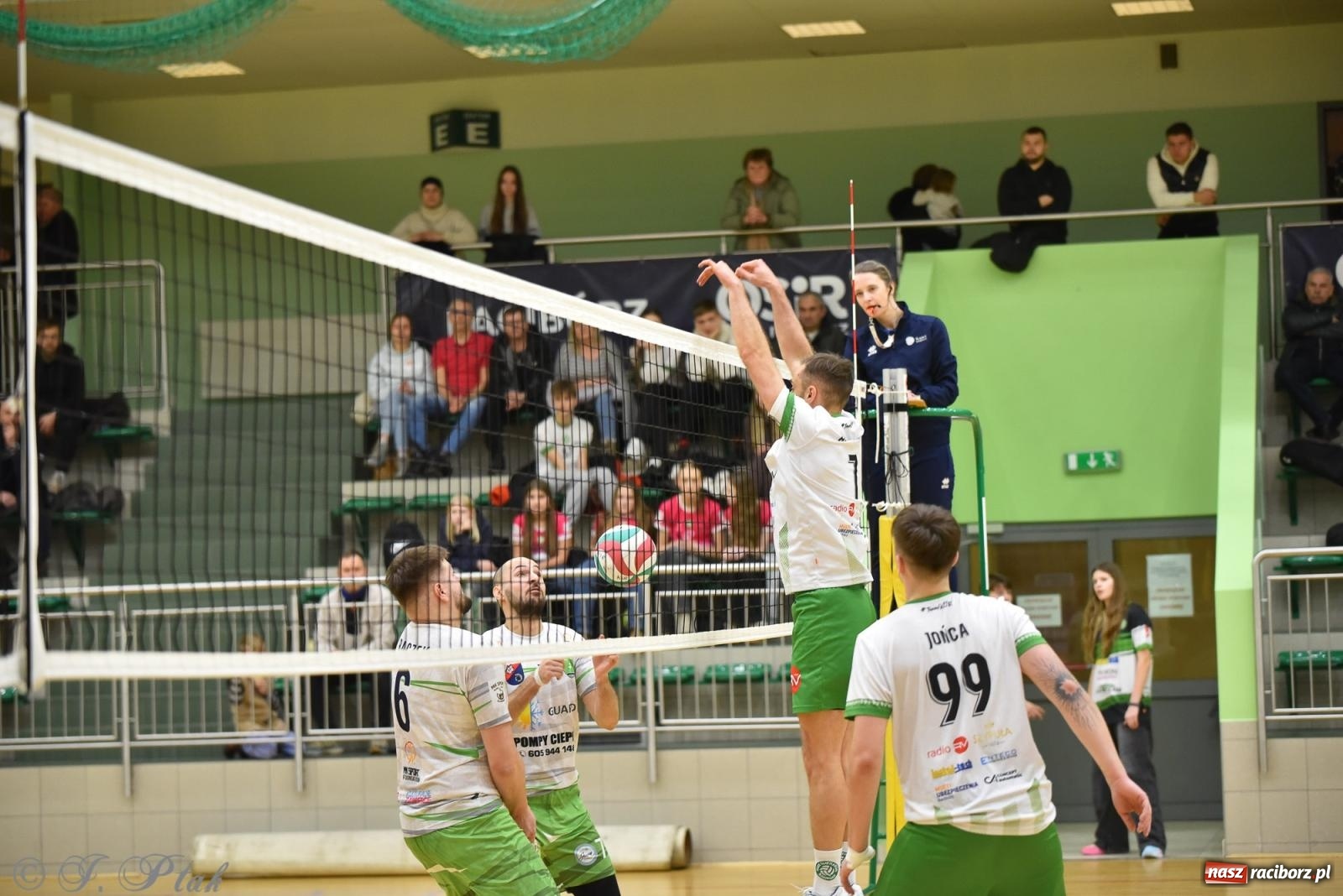 Zdjęcie w galerii na portalu naszraciborz.pl: Siatkarska remontada w hali OSiR. KS Racibórz odwrócił losy meczu z Olimpią Włodowice [FOTO i WIDEO] wiadomości z regionu