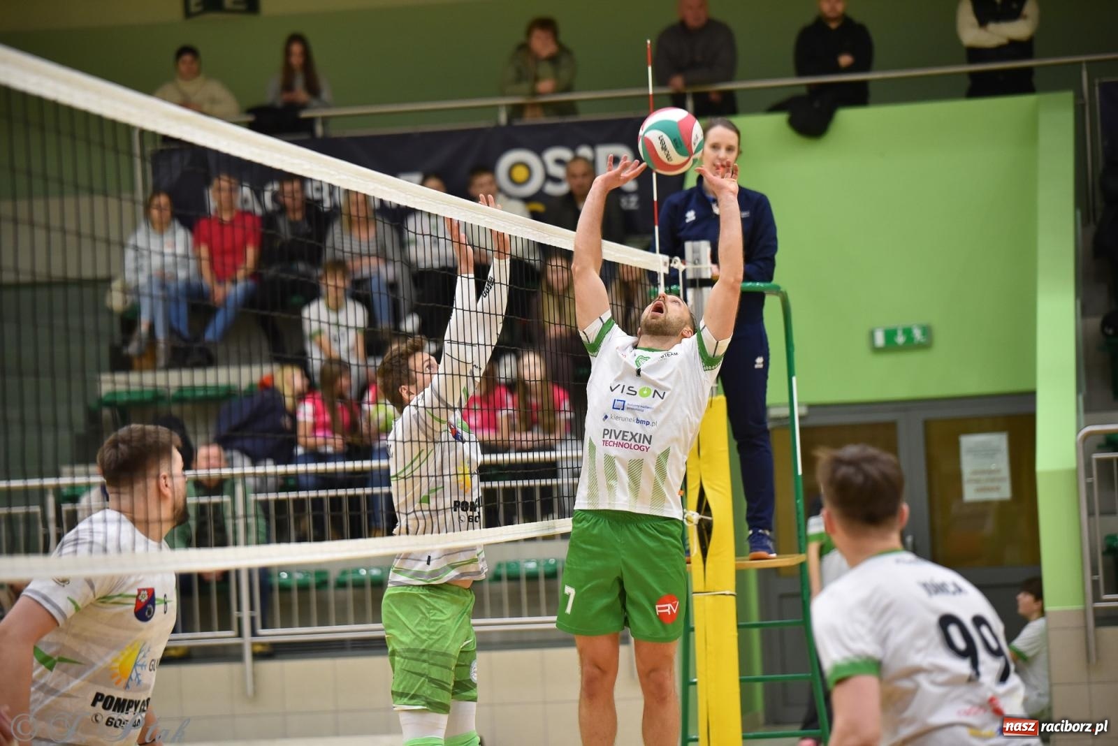 Zdjęcie w galerii na portalu naszraciborz.pl: Siatkarska remontada w hali OSiR. KS Racibórz odwrócił losy meczu z Olimpią Włodowice [FOTO i WIDEO] wiadomości z regionu
