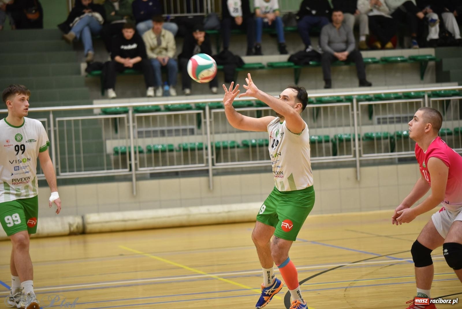 Zdjęcie w galerii na portalu naszraciborz.pl: Siatkarska remontada w hali OSiR. KS Racibórz odwrócił losy meczu z Olimpią Włodowice [FOTO i WIDEO] wiadomości z regionu