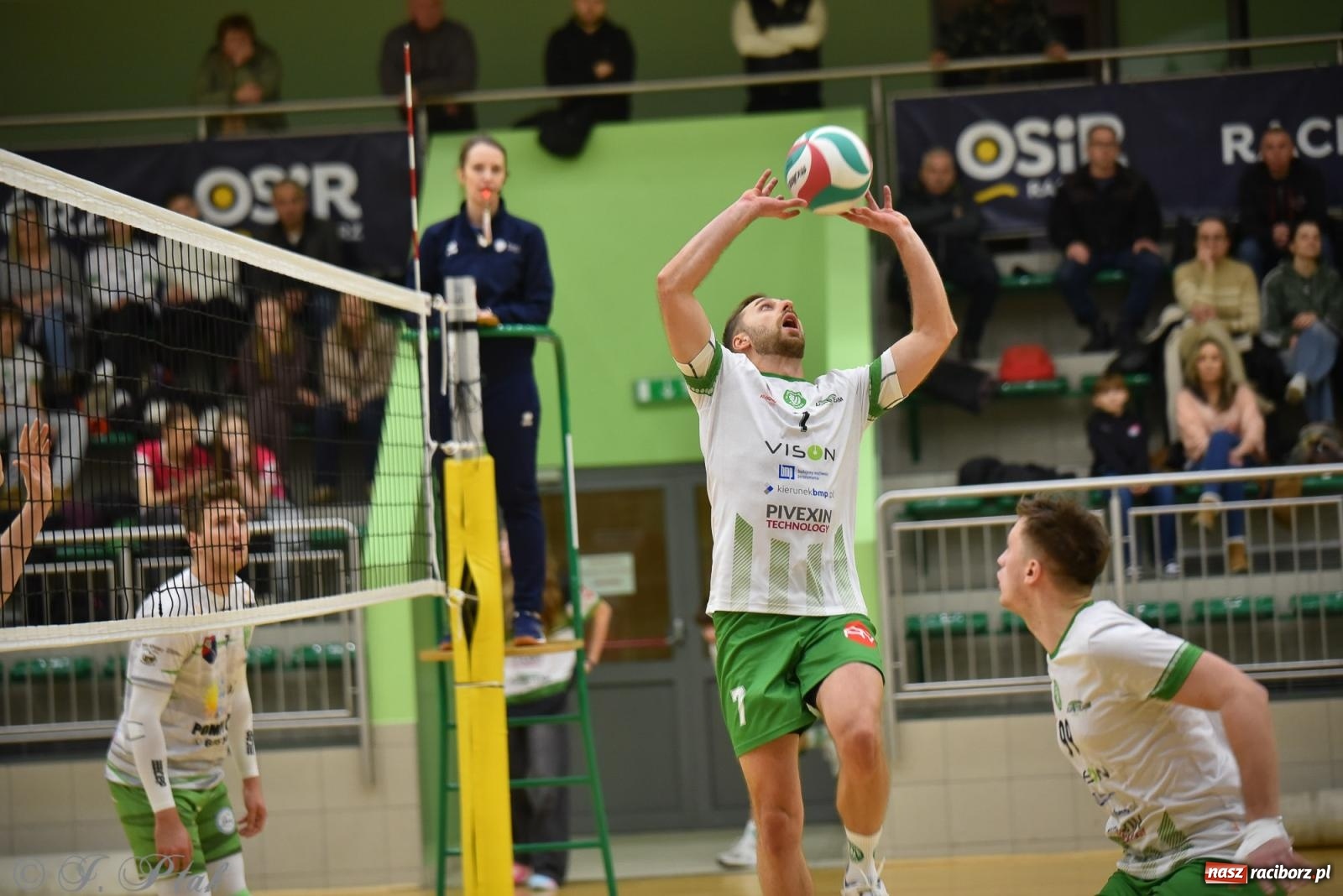 Zdjęcie w galerii na portalu naszraciborz.pl: Siatkarska remontada w hali OSiR. KS Racibórz odwrócił losy meczu z Olimpią Włodowice [FOTO i WIDEO] wiadomości z regionu