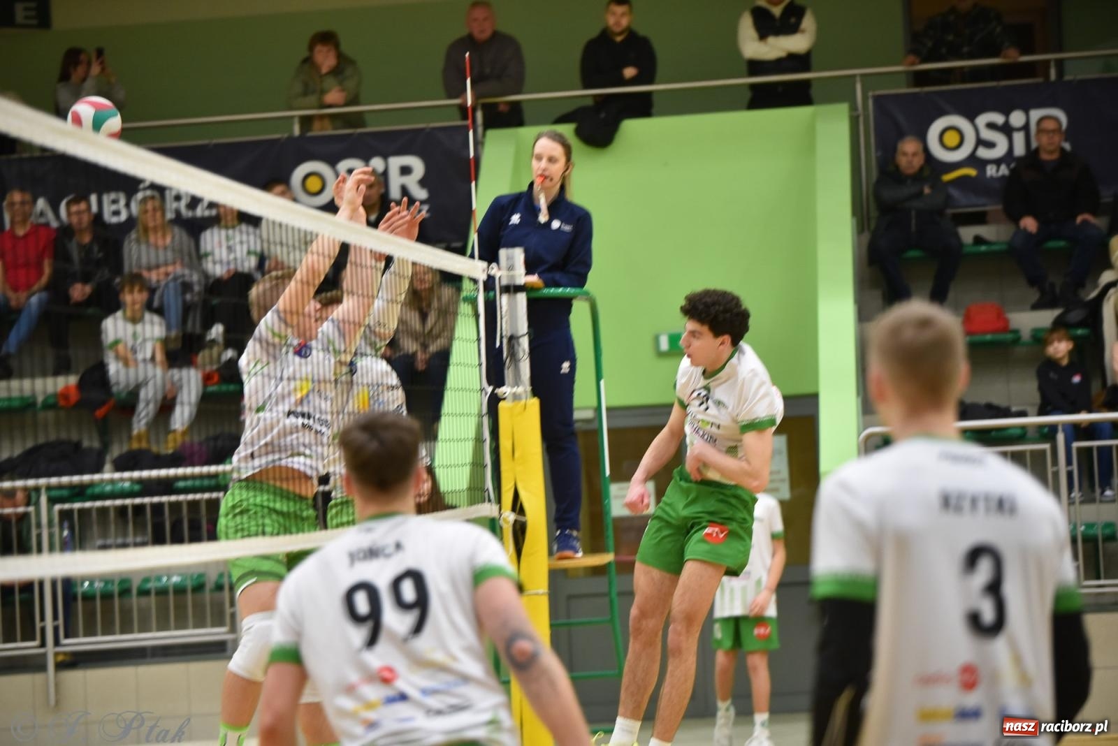 Zdjęcie w galerii na portalu naszraciborz.pl: Siatkarska remontada w hali OSiR. KS Racibórz odwrócił losy meczu z Olimpią Włodowice [FOTO i WIDEO] wiadomości z regionu