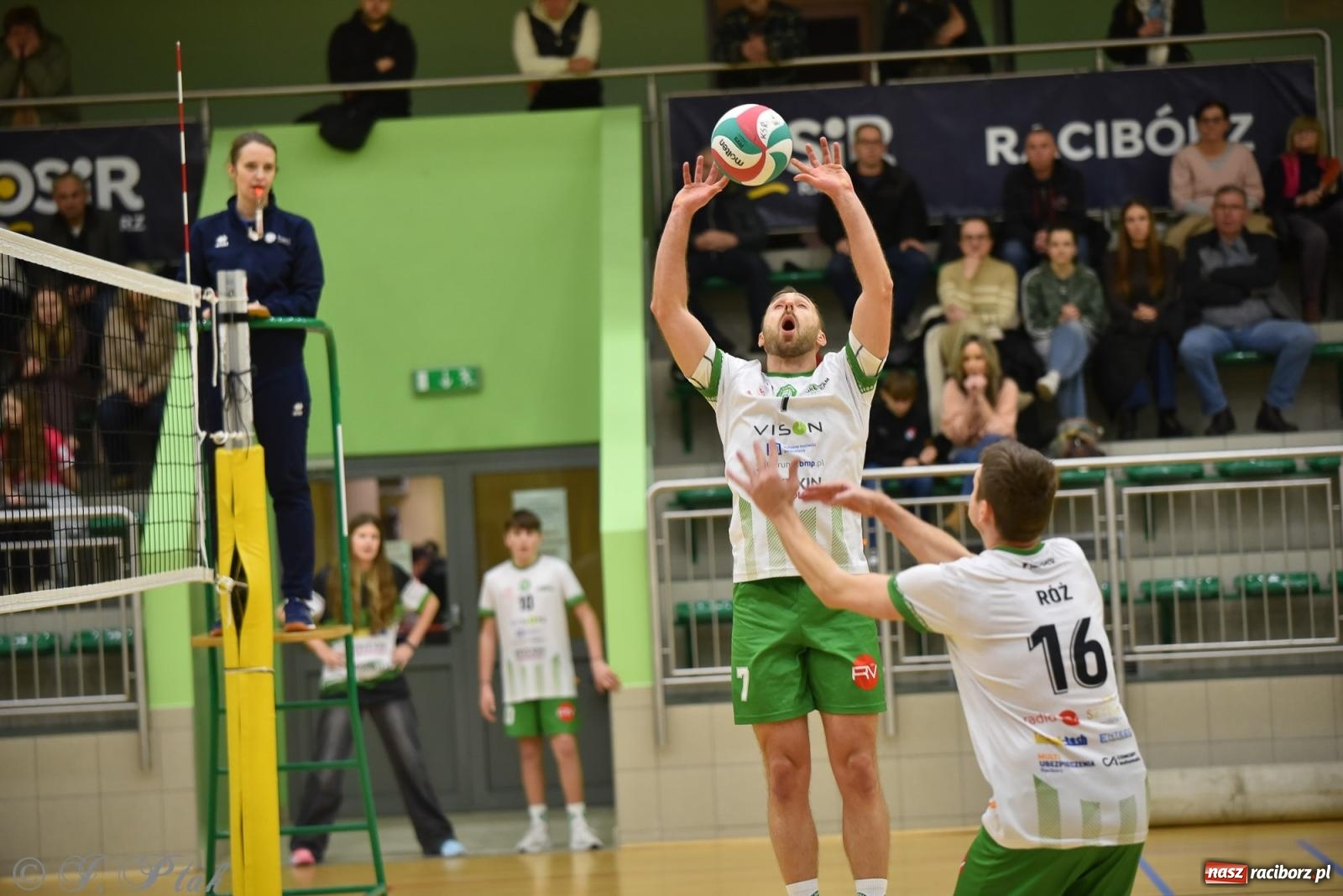 Zdjęcie w galerii na portalu naszraciborz.pl: Siatkarska remontada w hali OSiR. KS Racibórz odwrócił losy meczu z Olimpią Włodowice [FOTO i WIDEO] wiadomości z regionu