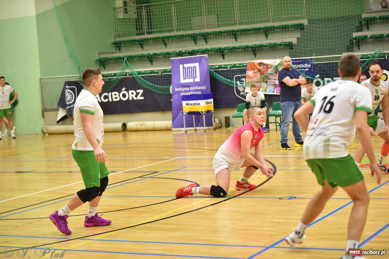 Zdjęcie w galerii na portalu naszraciborz.pl: Siatkarska remontada w hali OSiR. KS Racibórz odwrócił losy meczu z Olimpią Włodowice [FOTO i WIDEO] wiadomości z regionu