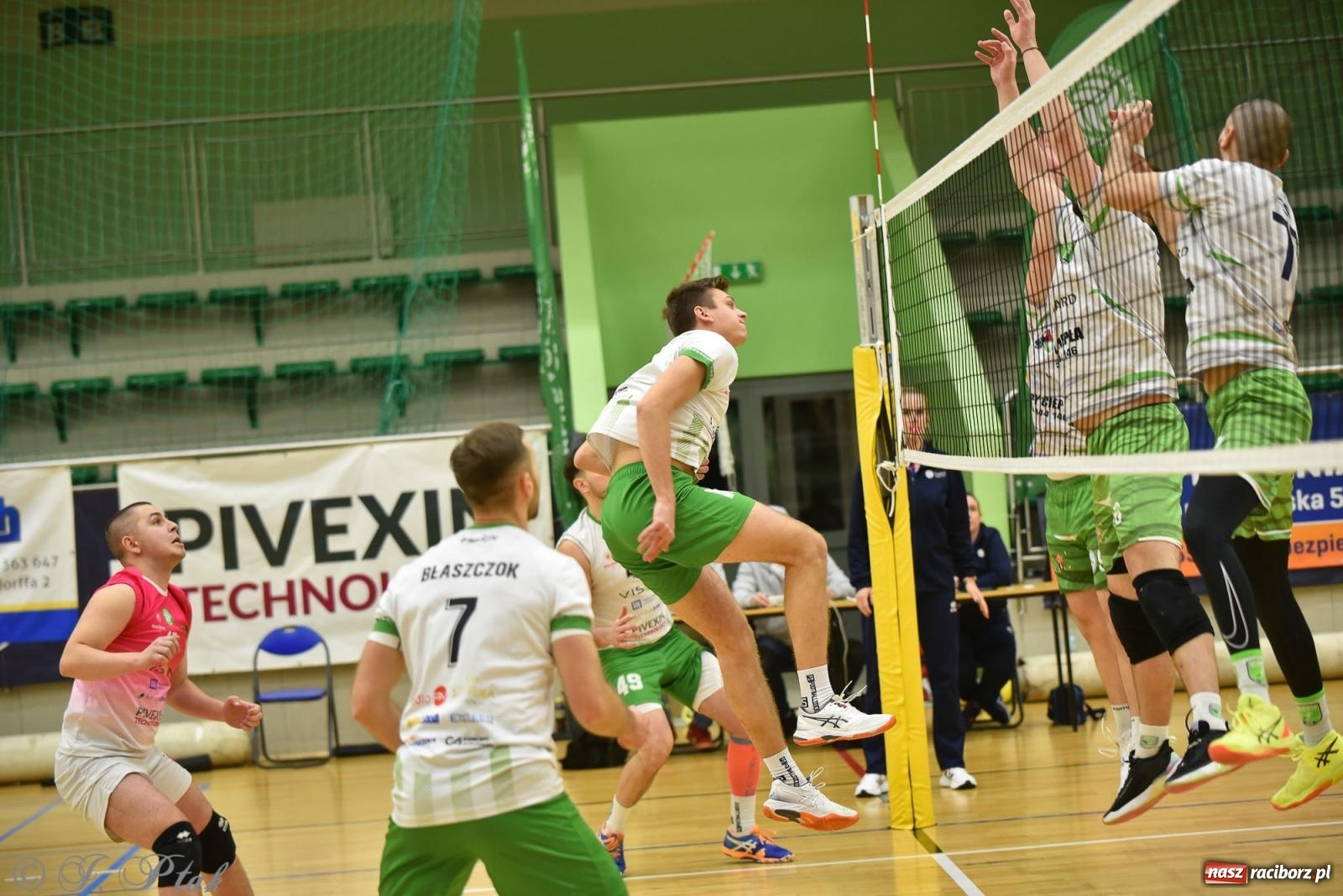 Zdjęcie w galerii na portalu naszraciborz.pl: Siatkarska remontada w hali OSiR. KS Racibórz odwrócił losy meczu z Olimpią Włodowice [FOTO i WIDEO] wiadomości z regionu