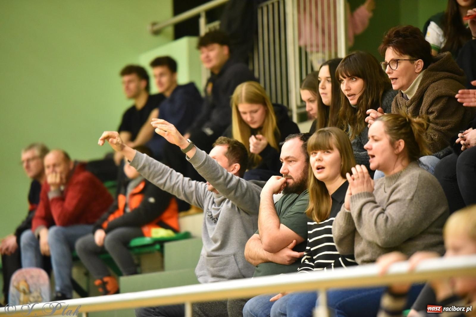 Zdjęcie w galerii na portalu naszraciborz.pl: Siatkarska remontada w hali OSiR. KS Racibórz odwrócił losy meczu z Olimpią Włodowice [FOTO i WIDEO] wiadomości z regionu