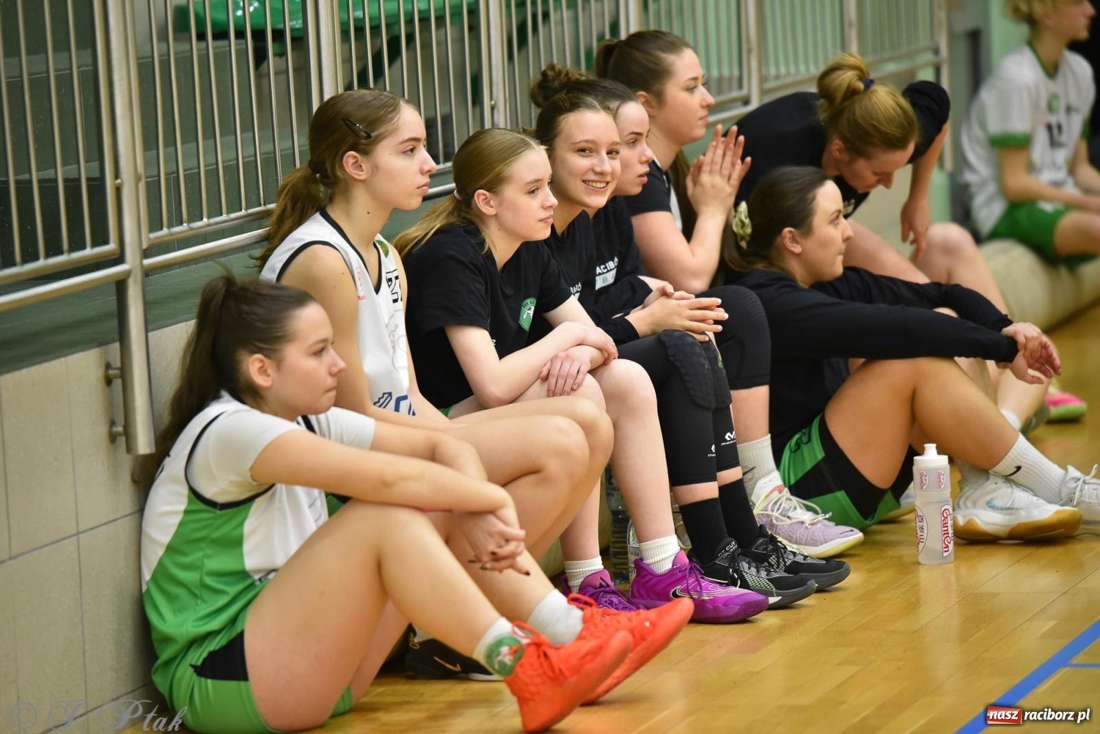 Zdjęcie w galerii na portalu naszraciborz.pl: Siatkarska remontada w hali OSiR. KS Racibórz odwrócił losy meczu z Olimpią Włodowice [FOTO i WIDEO] wiadomości z regionu