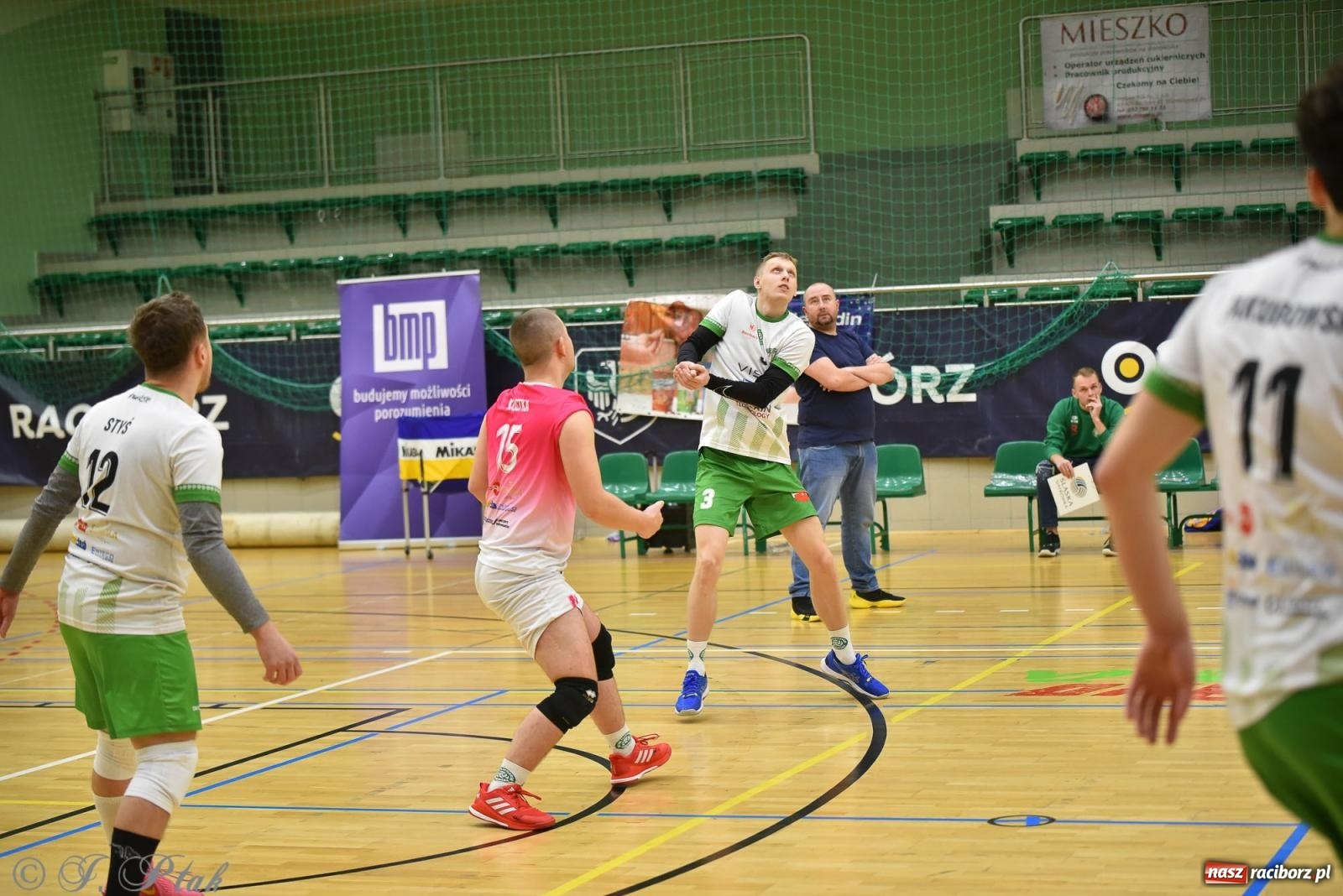 Zdjęcie w galerii na portalu naszraciborz.pl: Siatkarska remontada w hali OSiR. KS Racibórz odwrócił losy meczu z Olimpią Włodowice [FOTO i WIDEO] wiadomości z regionu