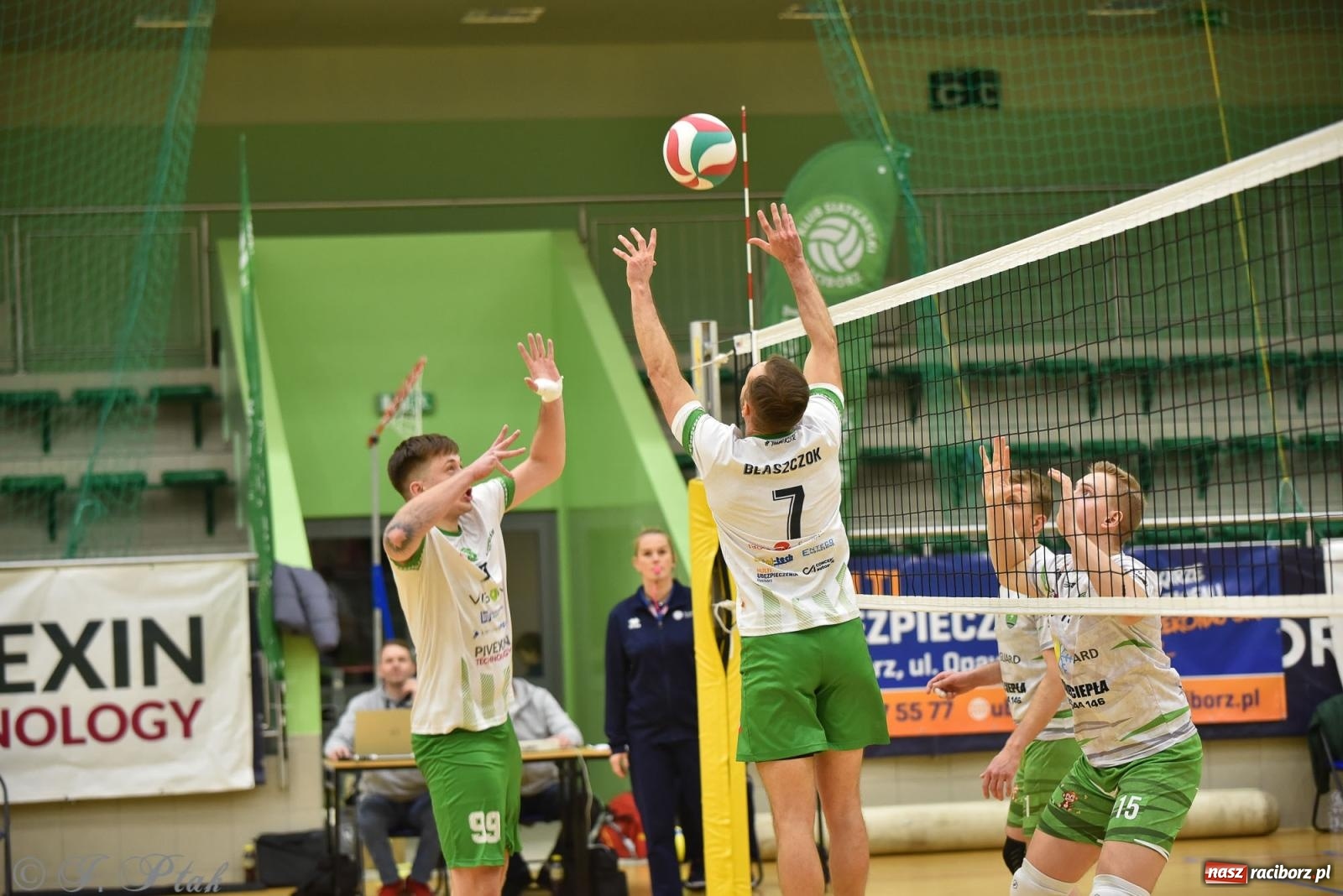 Zdjęcie w galerii na portalu naszraciborz.pl: Siatkarska remontada w hali OSiR. KS Racibórz odwrócił losy meczu z Olimpią Włodowice [FOTO i WIDEO] wiadomości z regionu