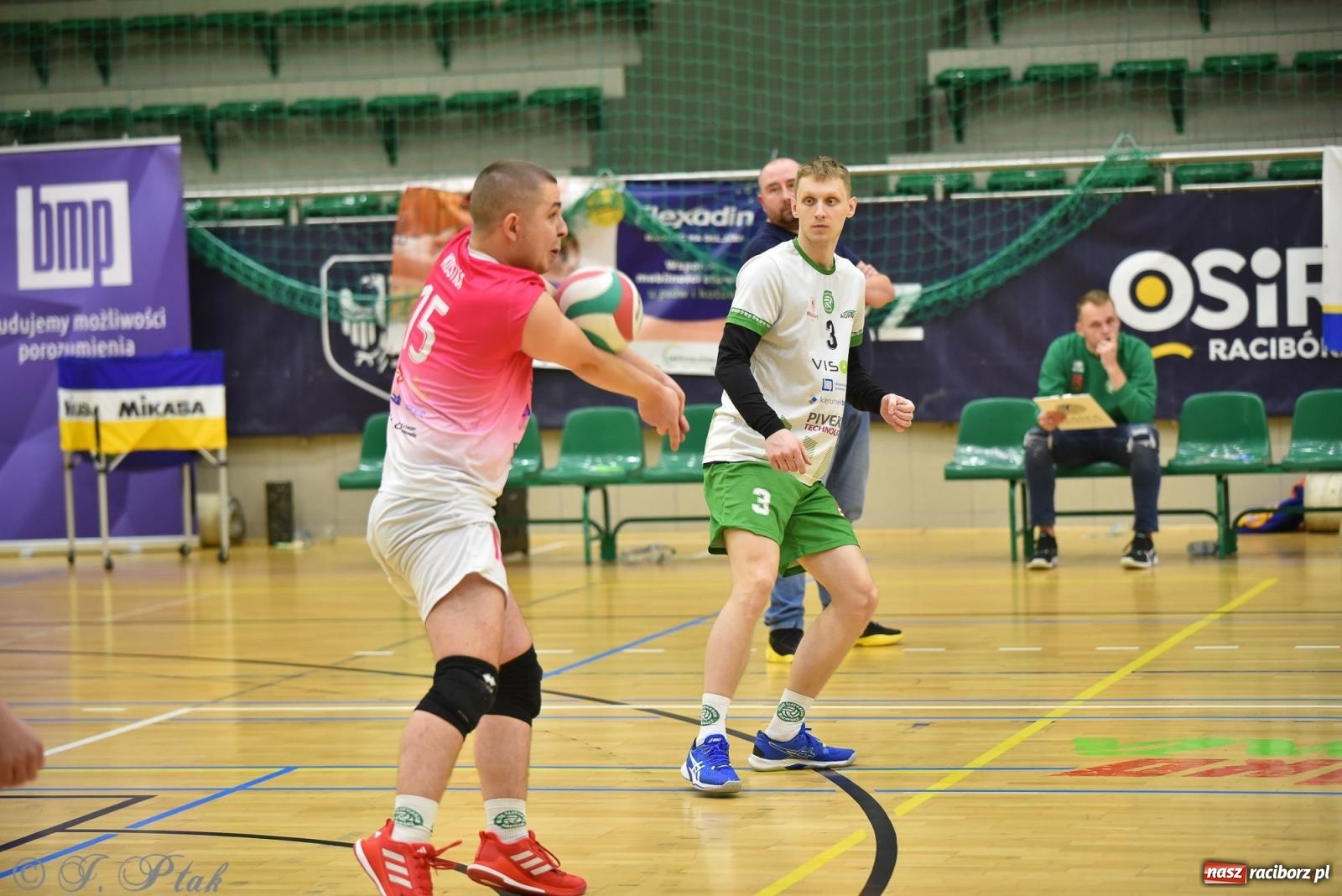 Zdjęcie w galerii na portalu naszraciborz.pl: Siatkarska remontada w hali OSiR. KS Racibórz odwrócił losy meczu z Olimpią Włodowice [FOTO i WIDEO] wiadomości z regionu