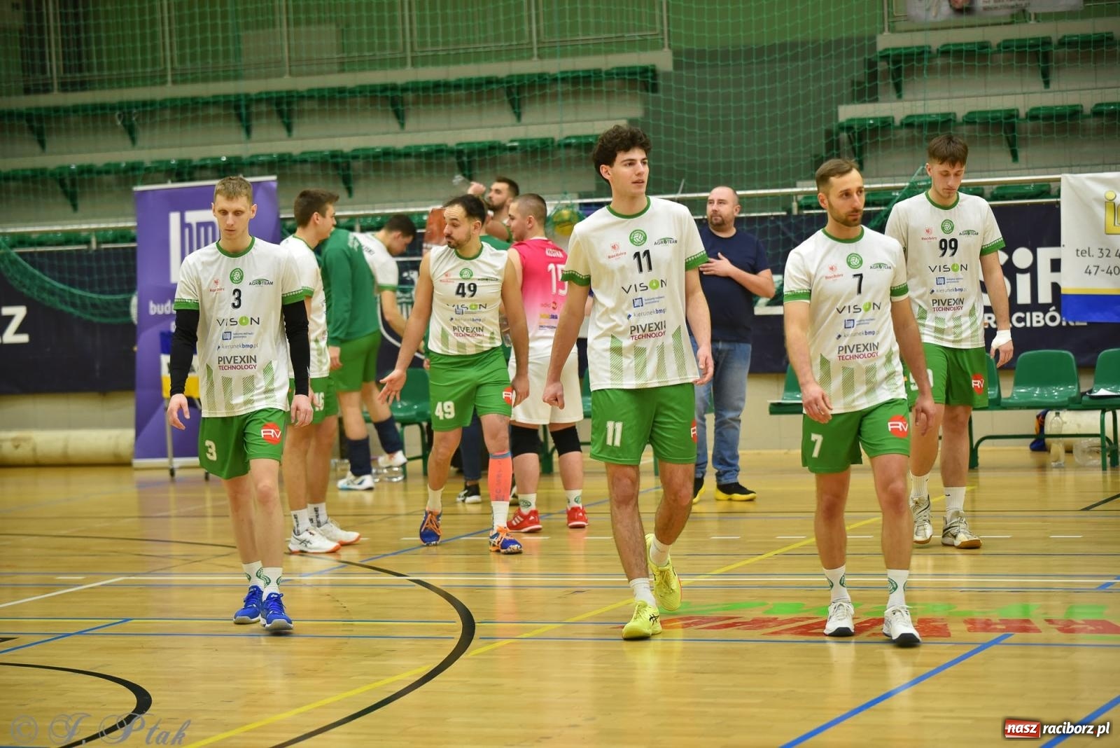 Zdjęcie w galerii na portalu naszraciborz.pl: Siatkarska remontada w hali OSiR. KS Racibórz odwrócił losy meczu z Olimpią Włodowice [FOTO i WIDEO] wiadomości z regionu