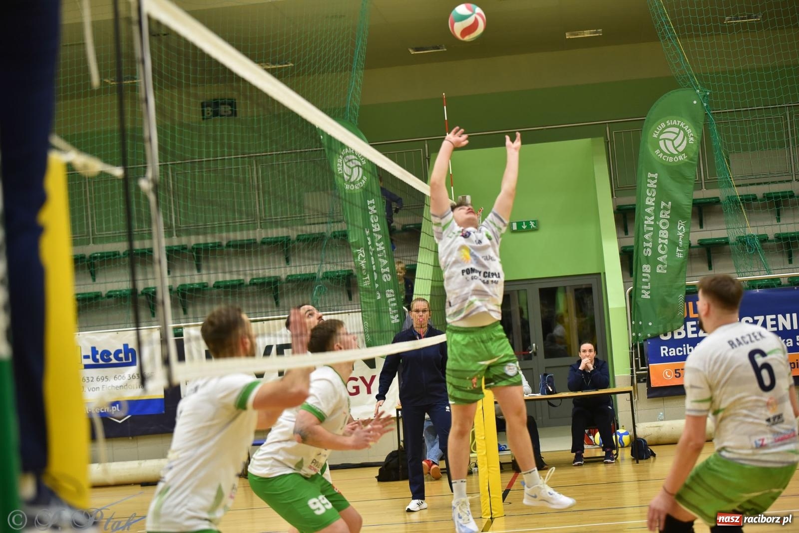 Zdjęcie w galerii na portalu naszraciborz.pl: Siatkarska remontada w hali OSiR. KS Racibórz odwrócił losy meczu z Olimpią Włodowice [FOTO i WIDEO] wiadomości z regionu