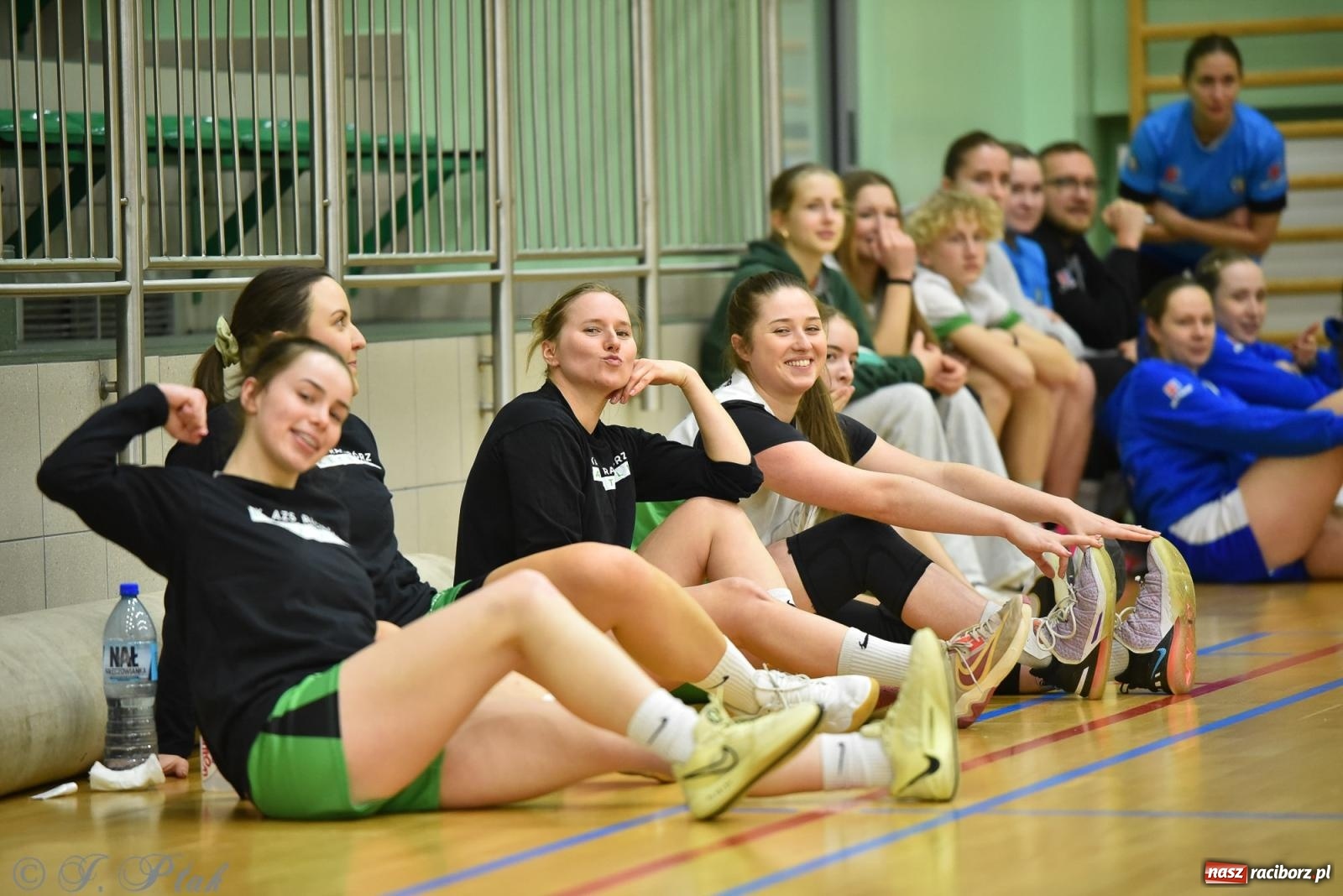 Zdjęcie w galerii na portalu naszraciborz.pl: Siatkarska remontada w hali OSiR. KS Racibórz odwrócił losy meczu z Olimpią Włodowice [FOTO i WIDEO] wiadomości z regionu