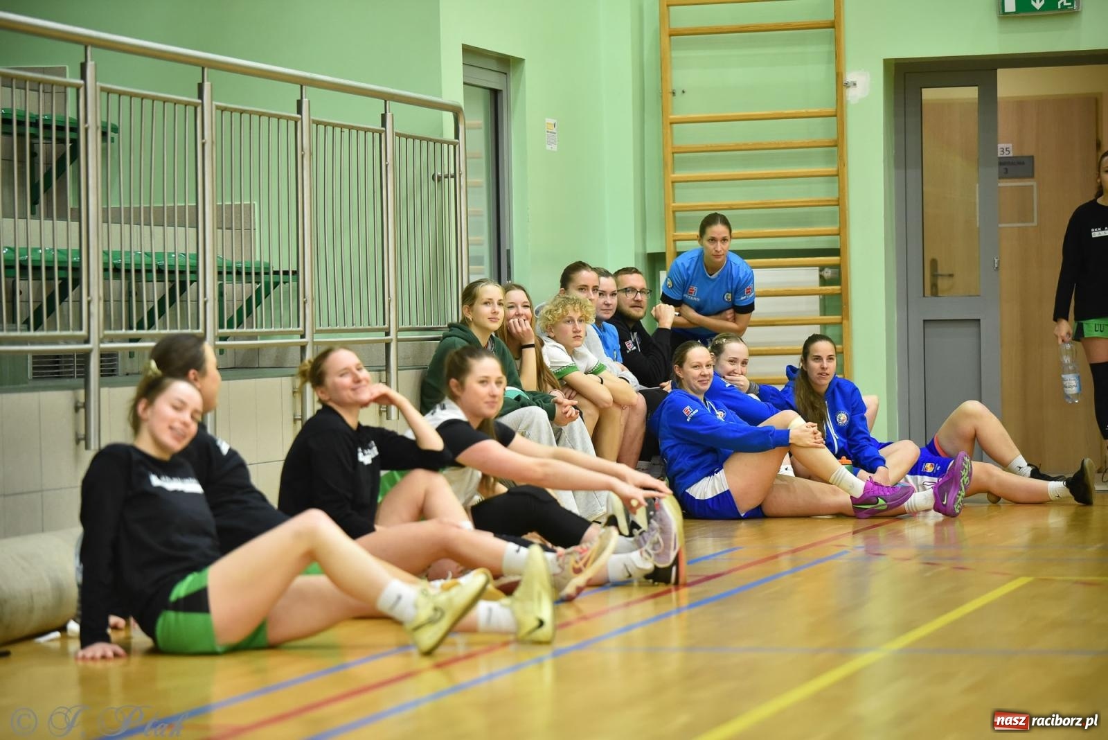Zdjęcie w galerii na portalu naszraciborz.pl: Siatkarska remontada w hali OSiR. KS Racibórz odwrócił losy meczu z Olimpią Włodowice [FOTO i WIDEO] wiadomości z regionu