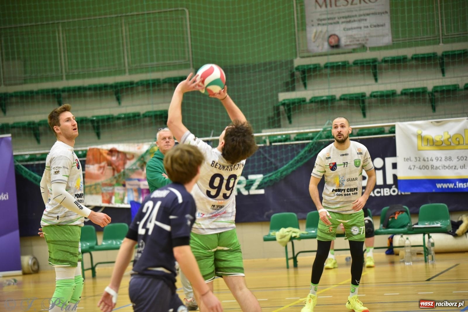 Zdjęcie w galerii na portalu naszraciborz.pl: Siatkarska remontada w hali OSiR. KS Racibórz odwrócił losy meczu z Olimpią Włodowice [FOTO i WIDEO] wiadomości z regionu