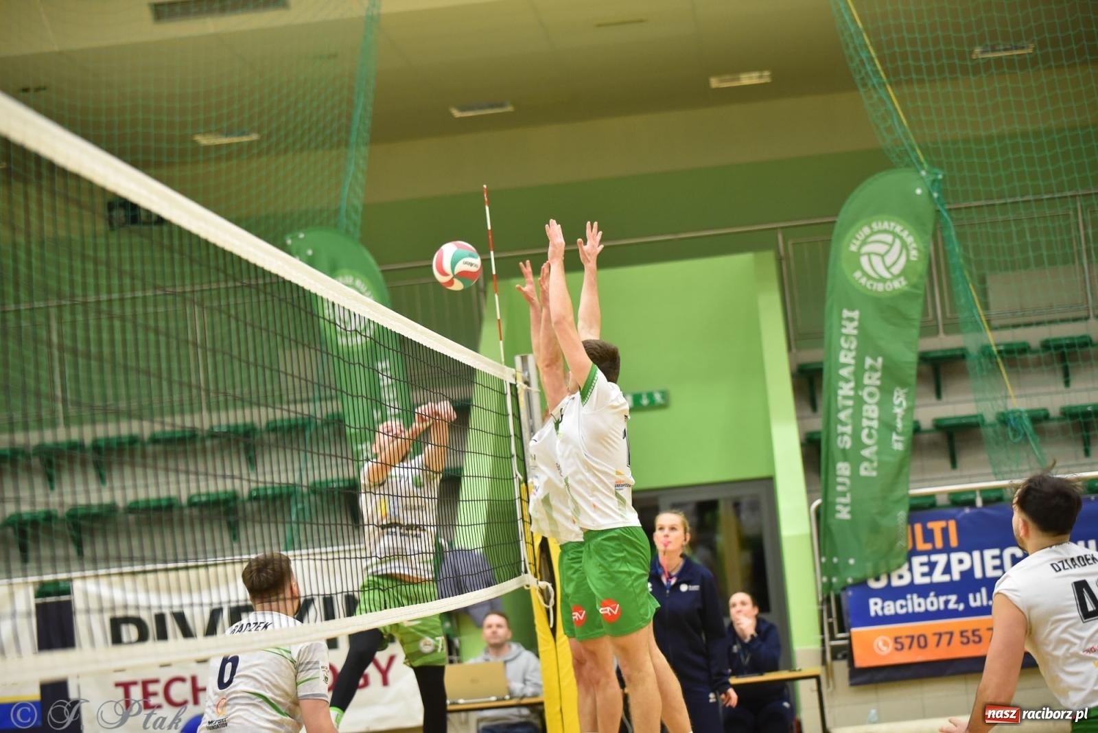 Zdjęcie w galerii na portalu naszraciborz.pl: Siatkarska remontada w hali OSiR. KS Racibórz odwrócił losy meczu z Olimpią Włodowice [FOTO i WIDEO] wiadomości z regionu