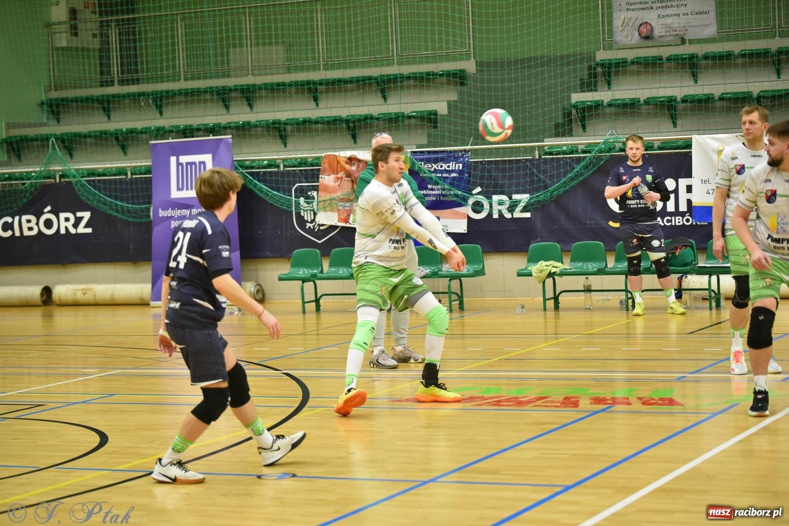 Zdjęcie w galerii na portalu naszraciborz.pl: Siatkarska remontada w hali OSiR. KS Racibórz odwrócił losy meczu z Olimpią Włodowice [FOTO i WIDEO] wiadomości z regionu