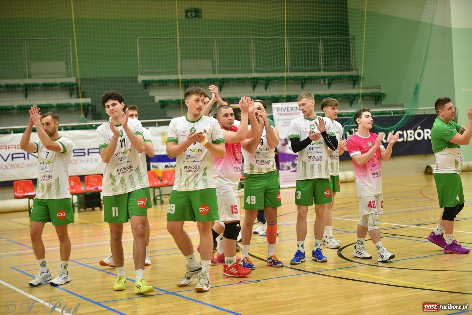 Zdjęcie w galerii na portalu naszraciborz.pl: Siatkarska remontada w hali OSiR. KS Racibórz odwrócił losy meczu z Olimpią Włodowice [FOTO i WIDEO] wiadomości z regionu