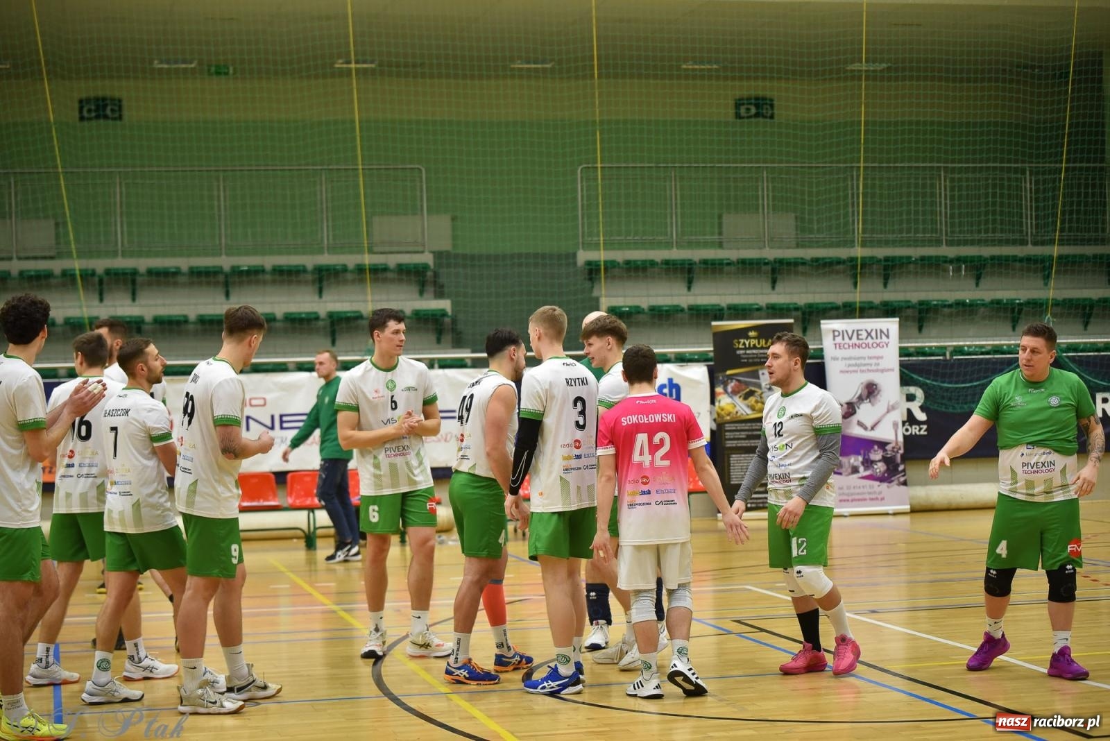 Zdjęcie w galerii na portalu naszraciborz.pl: Siatkarska remontada w hali OSiR. KS Racibórz odwrócił losy meczu z Olimpią Włodowice [FOTO i WIDEO] wiadomości z regionu