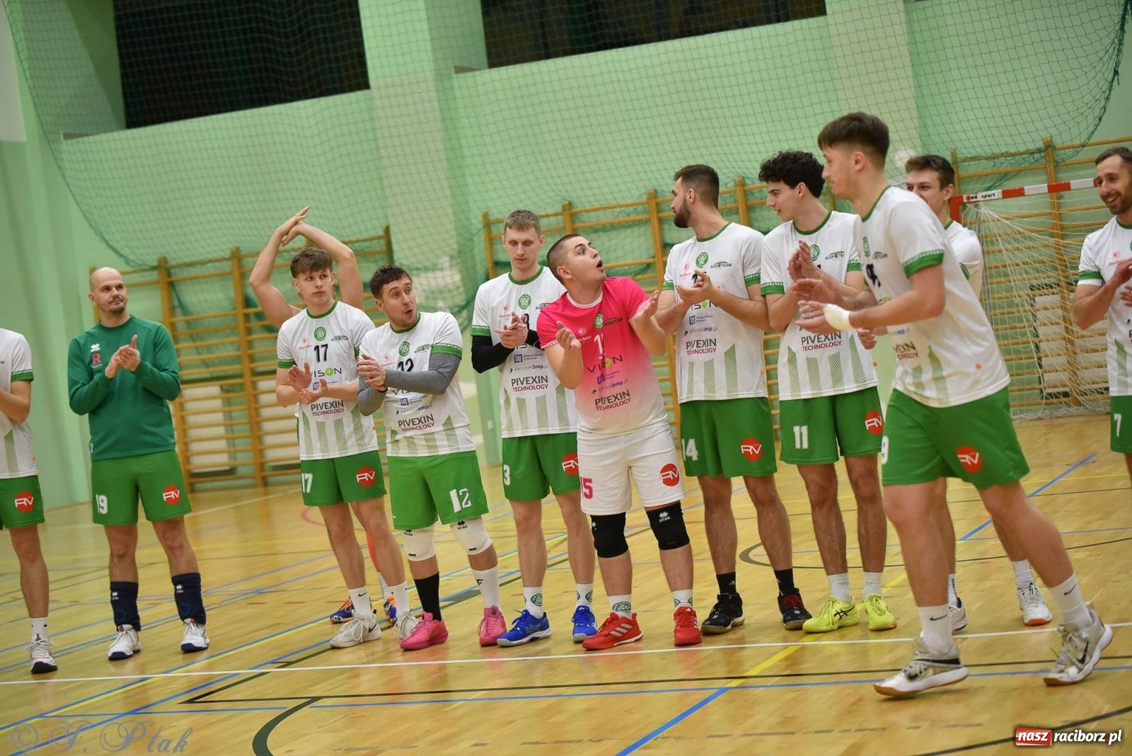 Zdjęcie w galerii na portalu naszraciborz.pl: Siatkarska remontada w hali OSiR. KS Racibórz odwrócił losy meczu z Olimpią Włodowice [FOTO i WIDEO] wiadomości z regionu