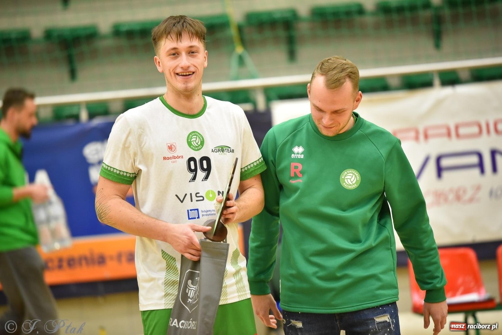 Zdjęcie w galerii na portalu naszraciborz.pl: Siatkarska remontada w hali OSiR. KS Racibórz odwrócił losy meczu z Olimpią Włodowice [FOTO i WIDEO] wiadomości z regionu