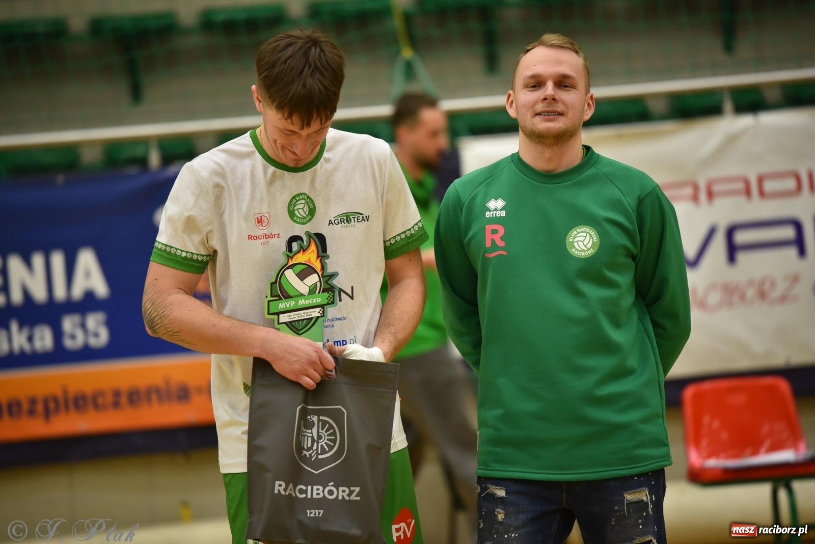 Zdjęcie w galerii na portalu naszraciborz.pl: Siatkarska remontada w hali OSiR. KS Racibórz odwrócił losy meczu z Olimpią Włodowice [FOTO i WIDEO] wiadomości z regionu