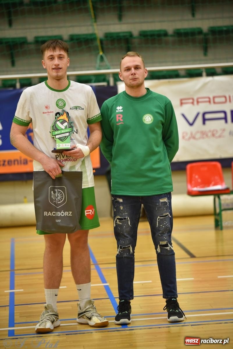 Zdjęcie w galerii na portalu naszraciborz.pl: Siatkarska remontada w hali OSiR. KS Racibórz odwrócił losy meczu z Olimpią Włodowice [FOTO i WIDEO] wiadomości z regionu