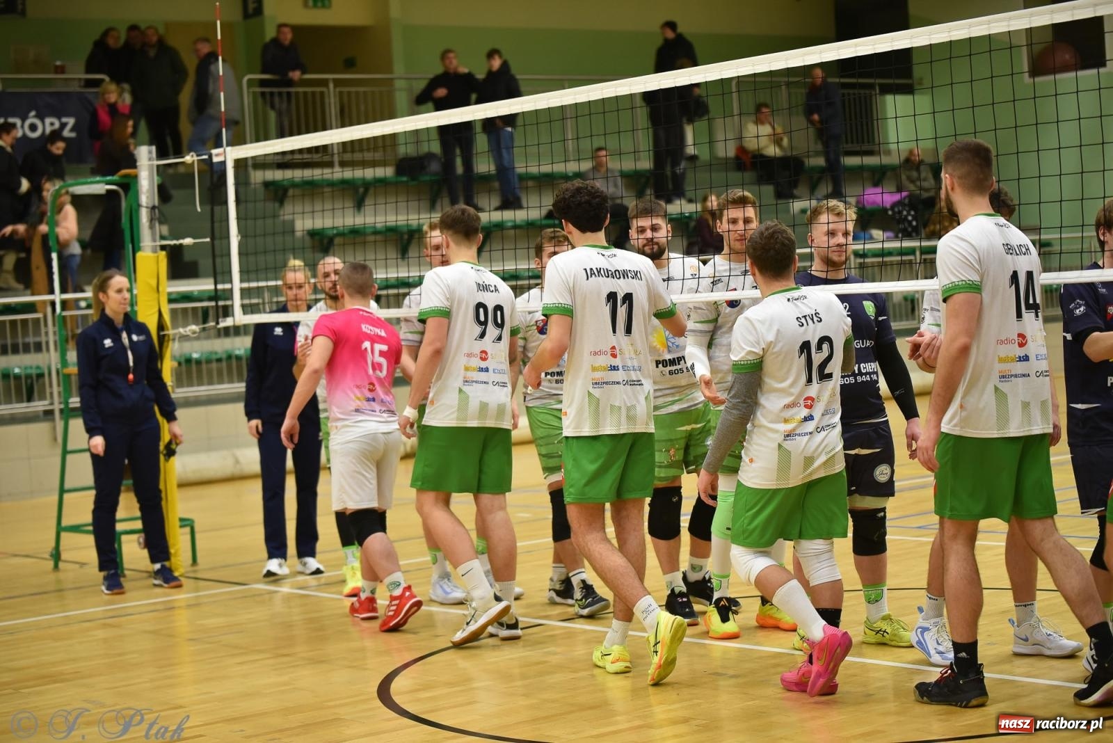 Zdjęcie w galerii na portalu naszraciborz.pl: Siatkarska remontada w hali OSiR. KS Racibórz odwrócił losy meczu z Olimpią Włodowice [FOTO i WIDEO] wiadomości z regionu